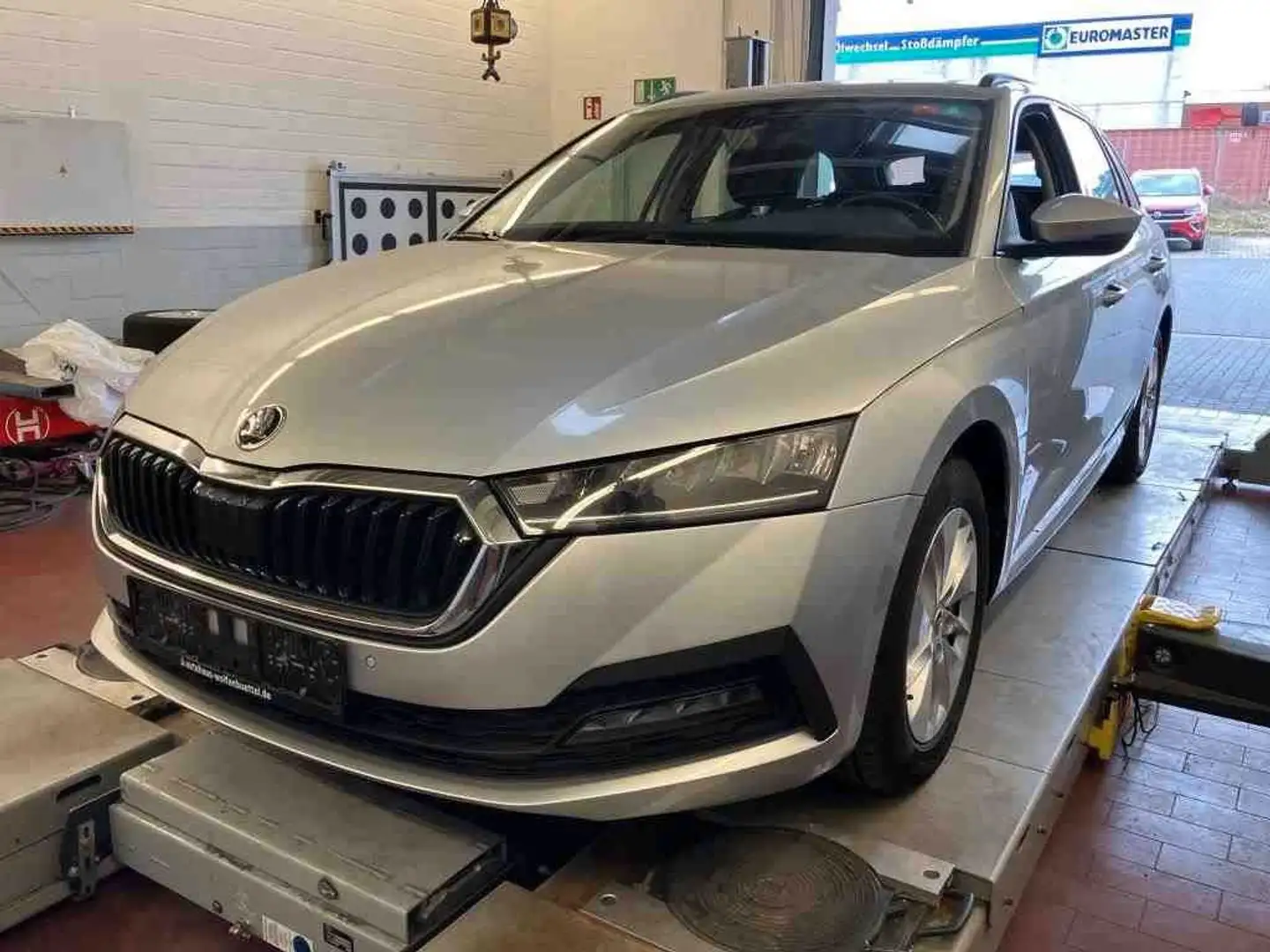 Skoda Octavia Combi Ambition2.0TDI DSG LED Navi AHK Silber - 1