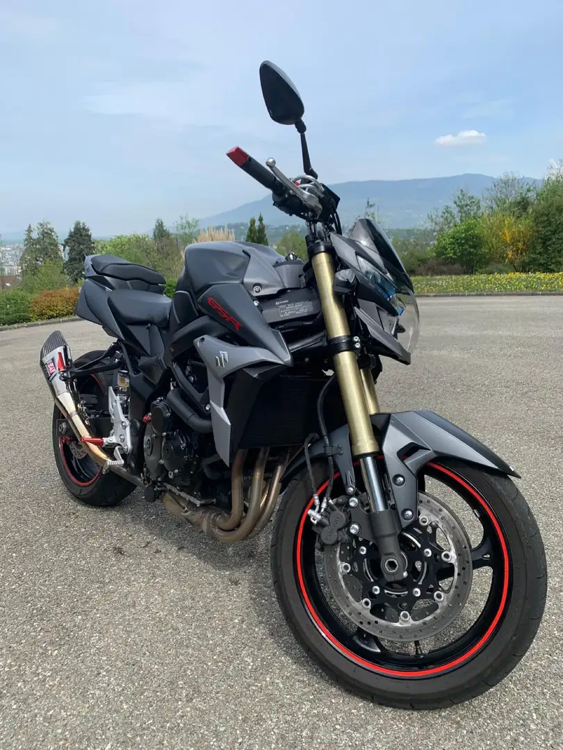 Suzuki GSR 750 yoshimura R11 - 2