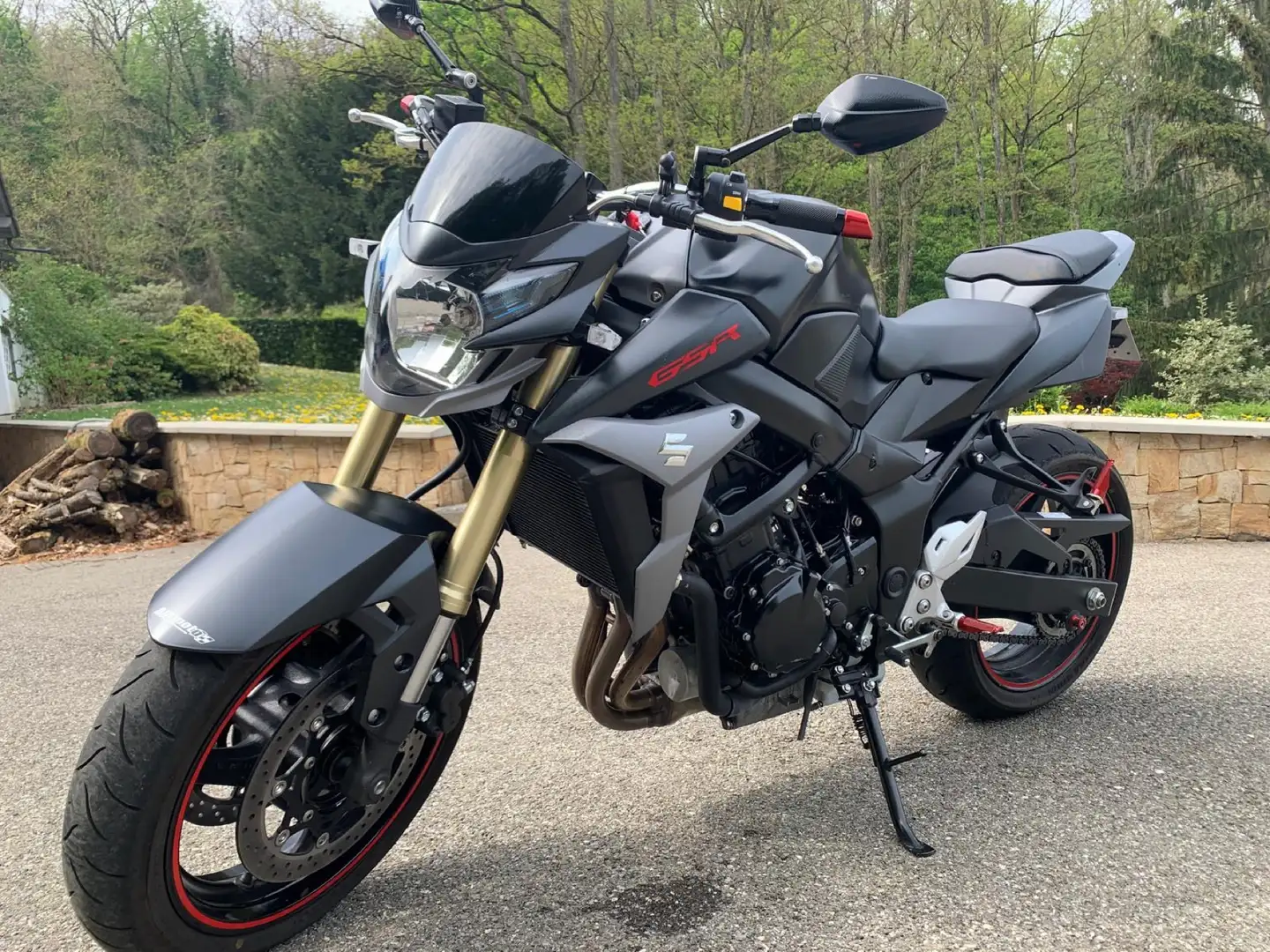 Suzuki GSR 750 yoshimura R11 - 1