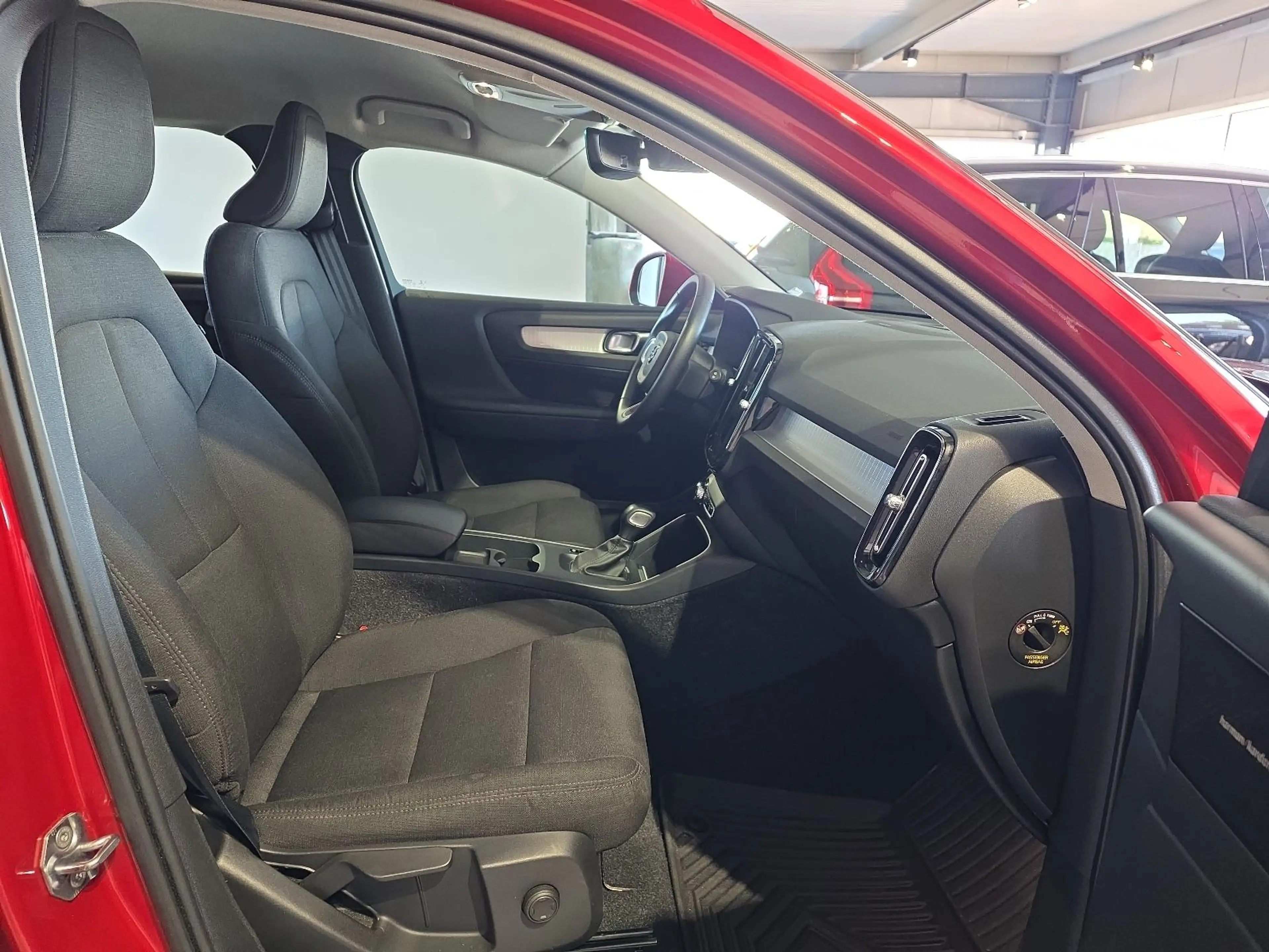 Volvo XC40 T3 Momentum Kamera Keyless Navi — photo 11