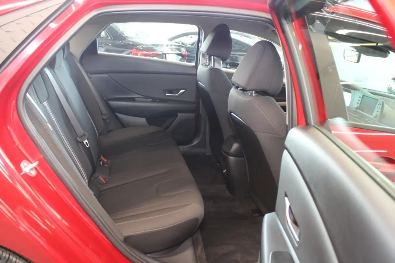 Hyundai ELANTRA photo Hyundai ELANTRA