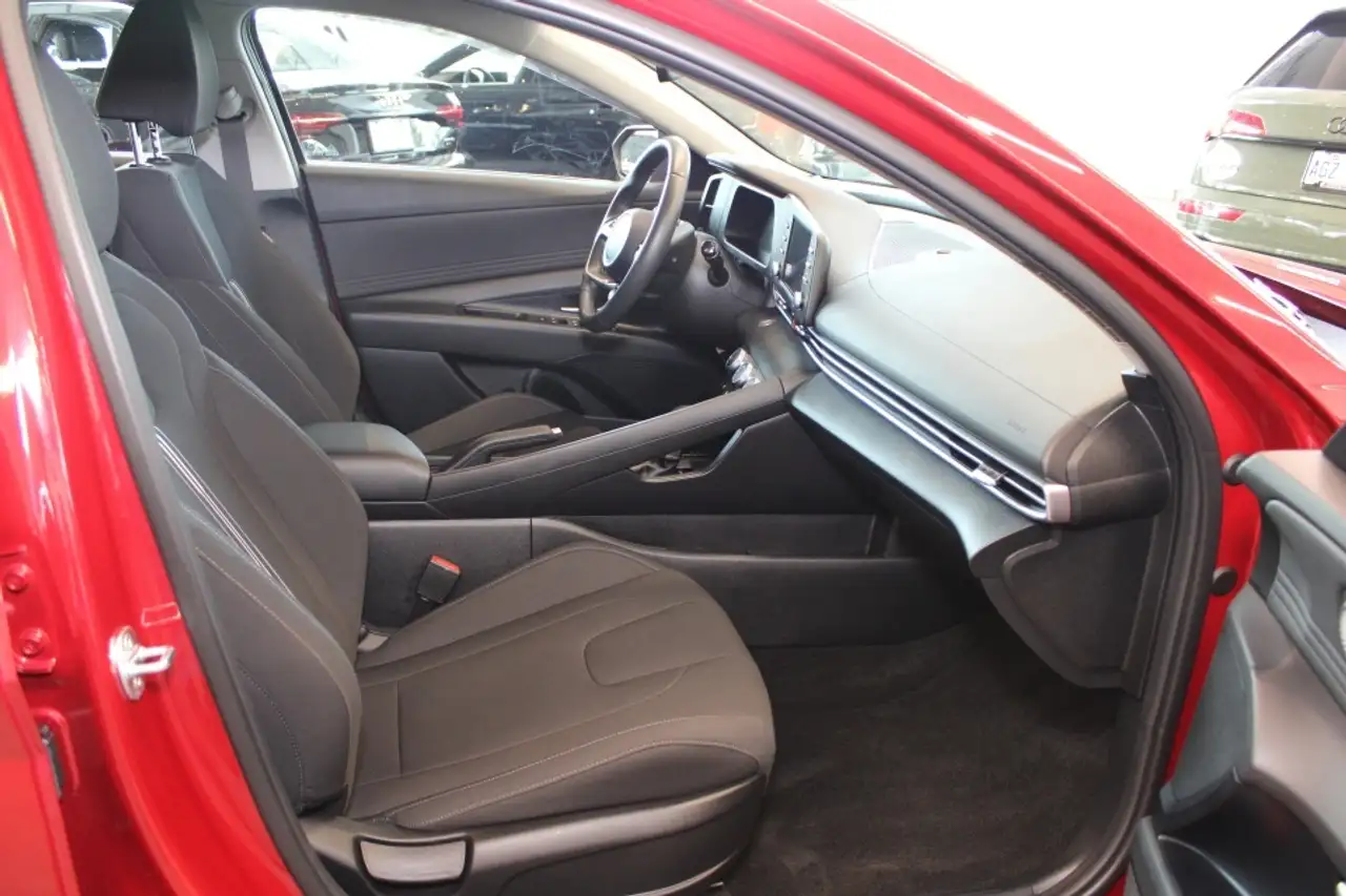 Hyundai ELANTRA photo Hyundai ELANTRA
