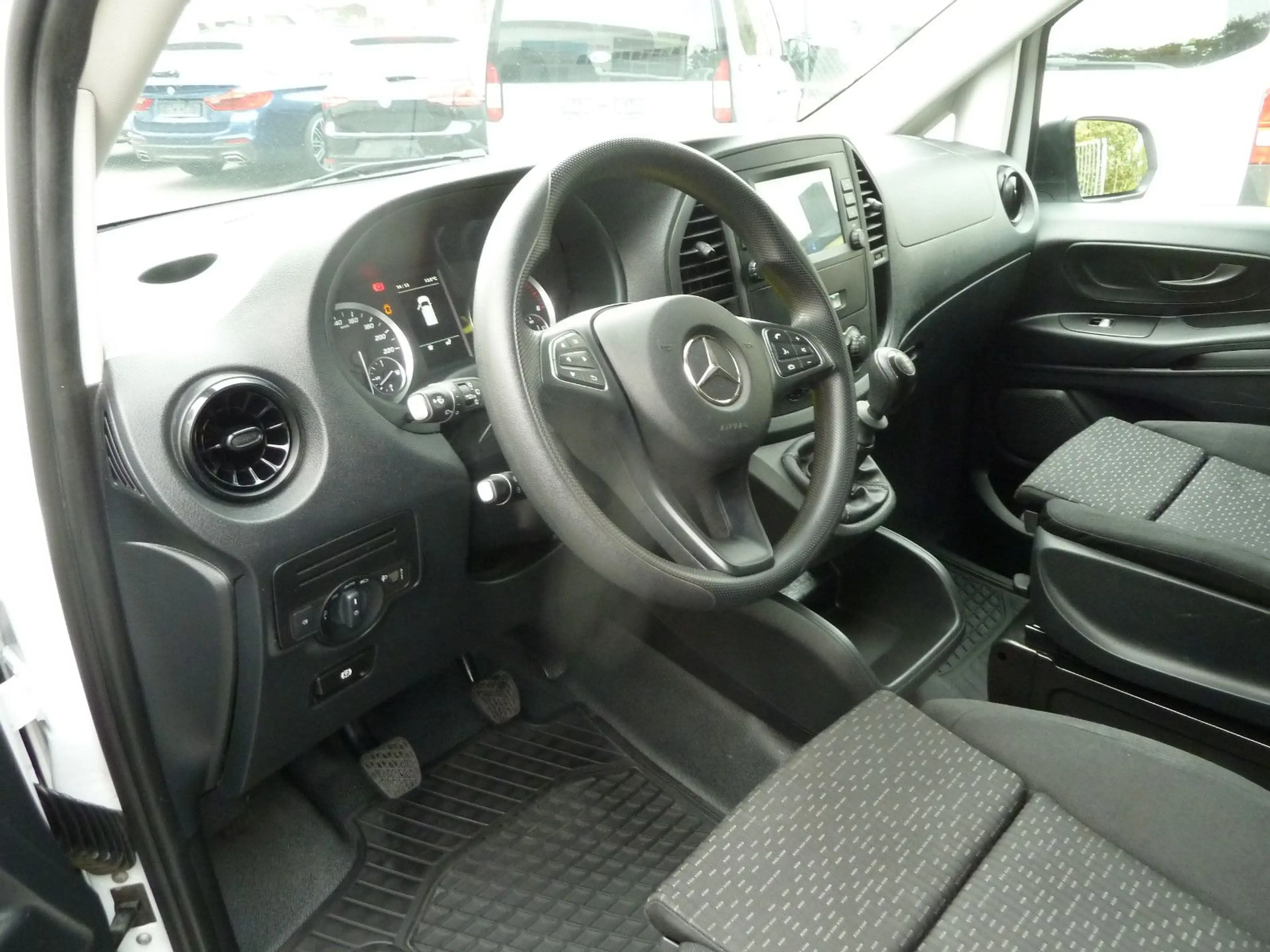Mercedes-Benz Vito Mixto 114 CDI RWD kompakt 5-SITZER — photo 10