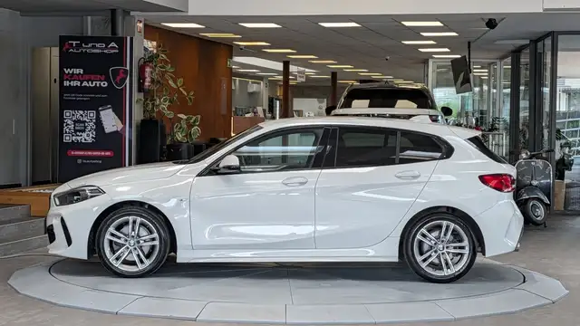 BMW 1 Series view 4