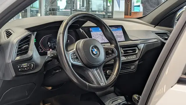 BMW 1 Series view 11