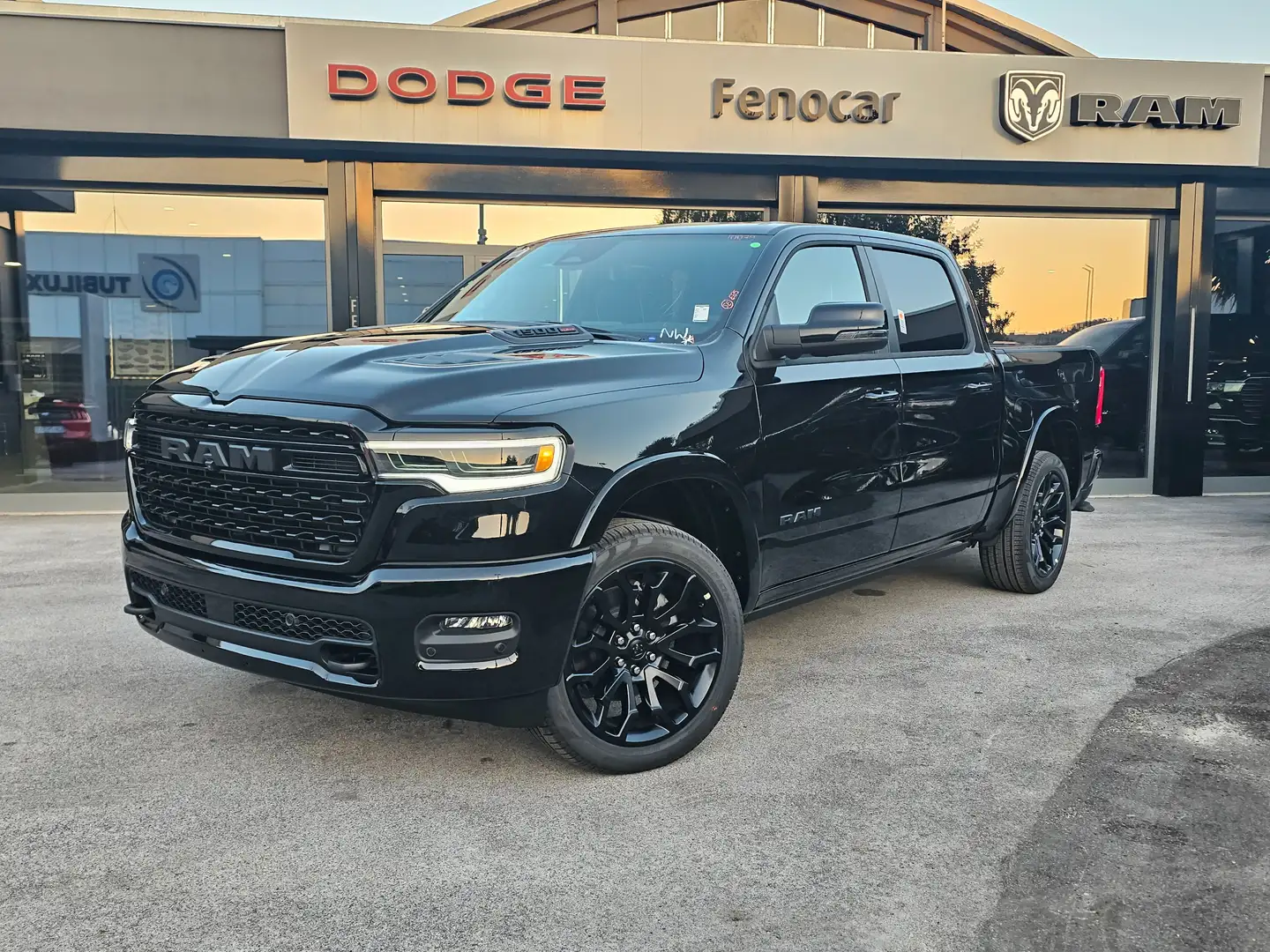 Dodge RAM 3.0 I6 HURRICANE 548CV LIMITED NIGHT AUTOCARRO N1 Zwart - 2