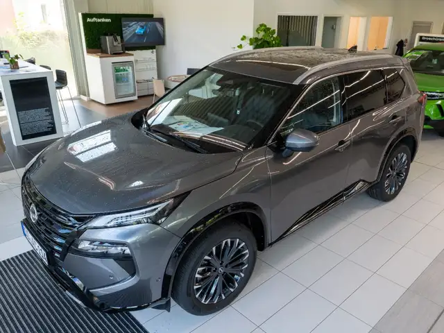 Nissan X-Trail view 2