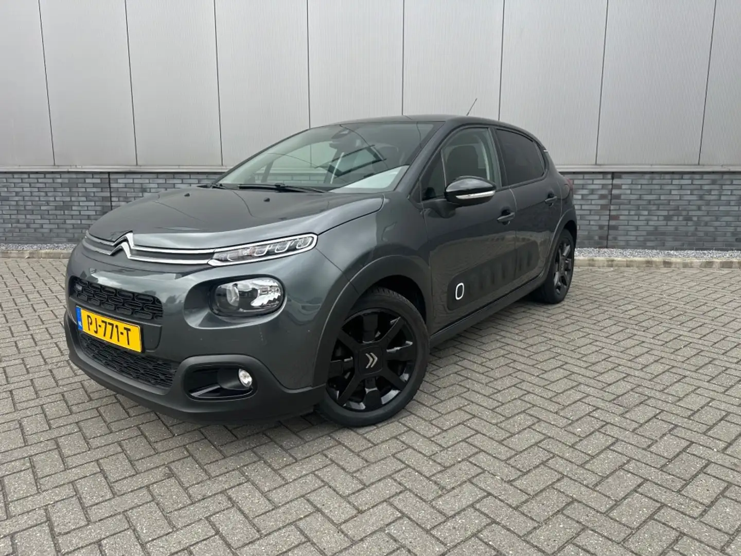 Citroen C3 1.2 Puretech SHINE Ned auto Grijs - 1