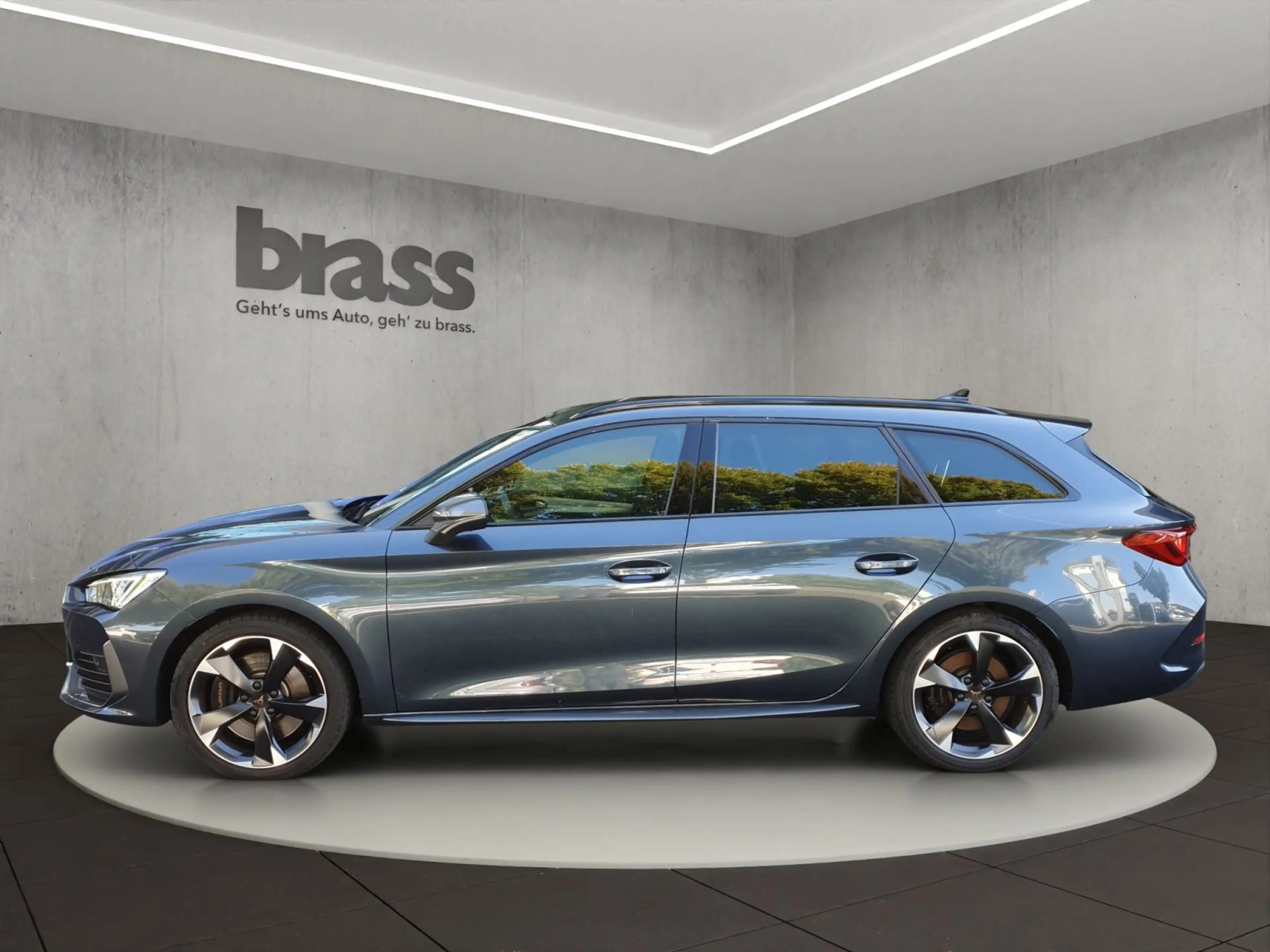 CUPRA Leon Sportstourer 2.0 TSI 180kW — photo 2