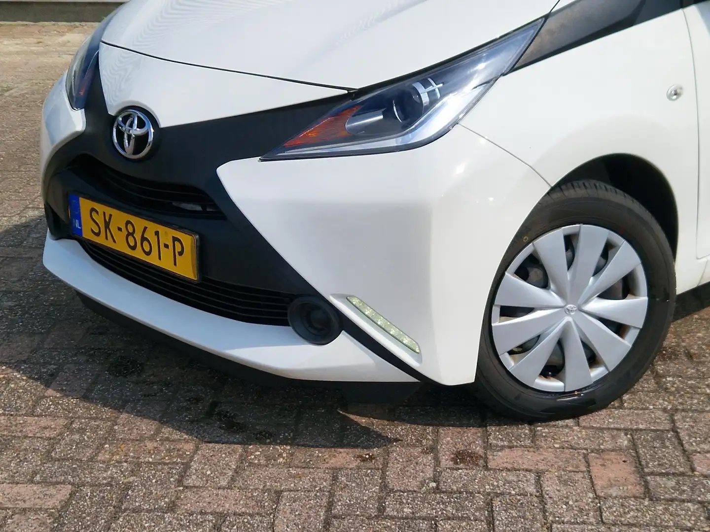 Toyota Aygo 1.0 VVT-i x-fun Bluetooth Airco Wit - 2