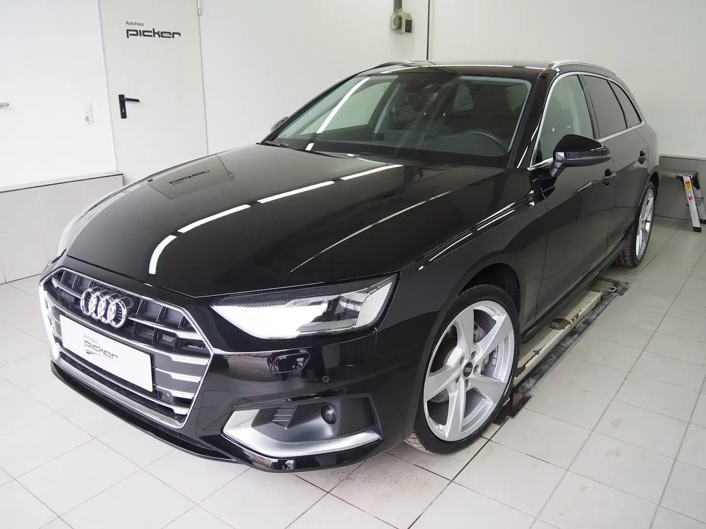Audi A4 40 TDI Advanced Schwarz - 1