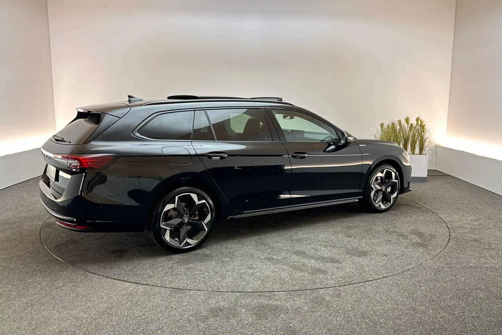Skoda Superb combi Sportline Business 1.5 TSI DSG PHEV Zwart - 2