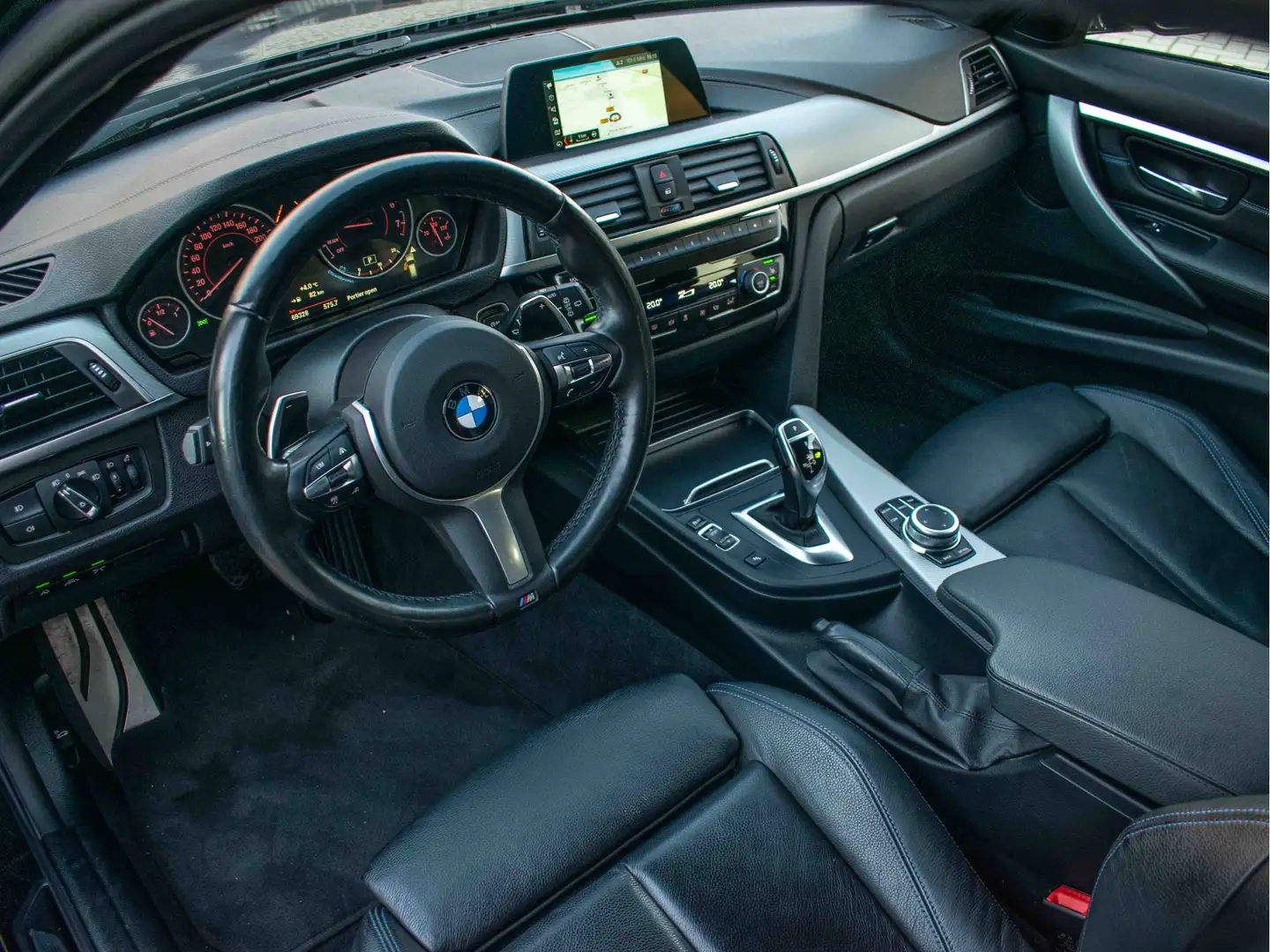 BMW 320 3-serie Touring 320i M-sport edition Shadow line | Zwart - 2