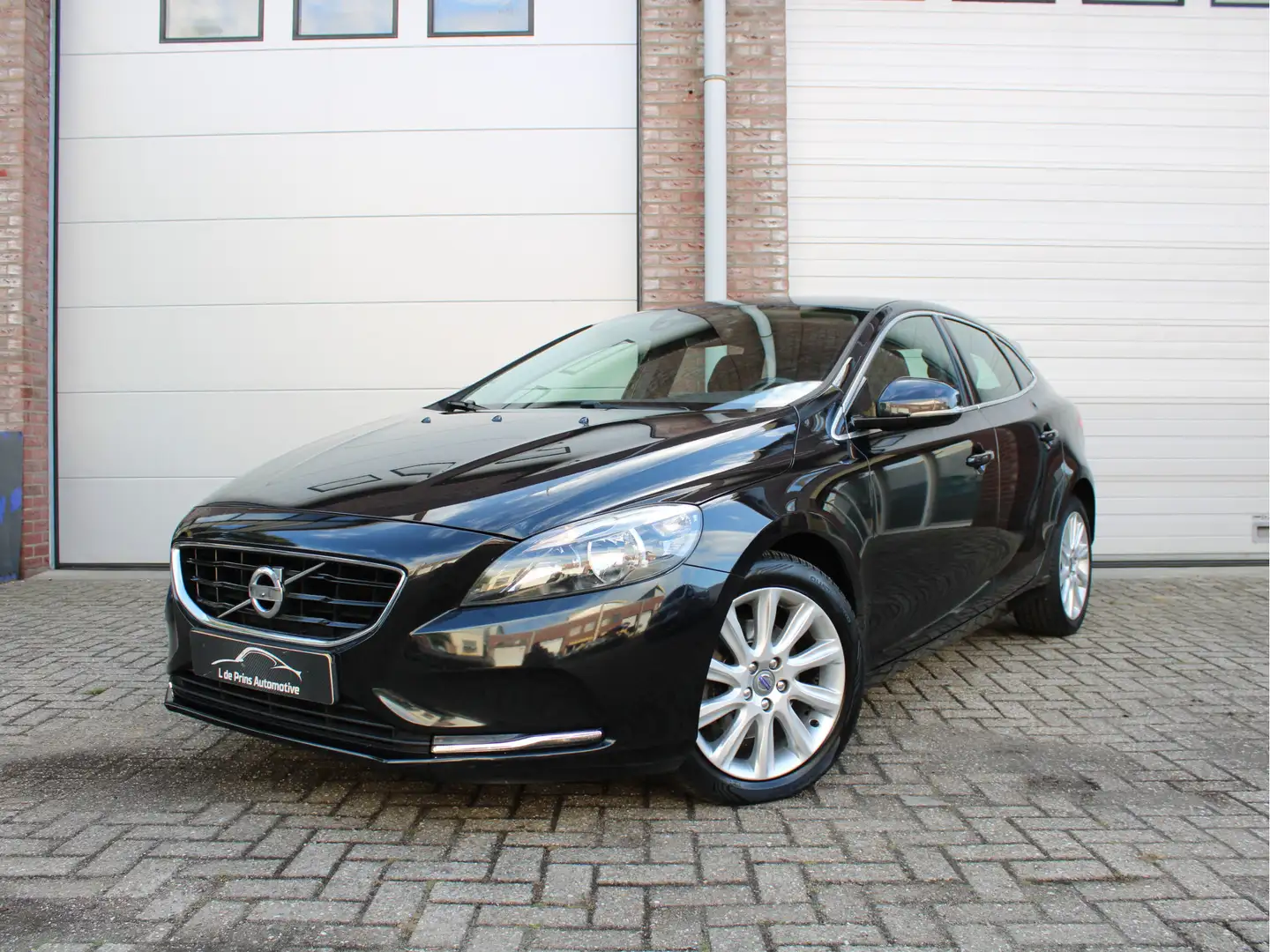 Volvo V40 1.6 T4 Momentum Automaat/N.a.p./Dealer onderhouden Noir - 1