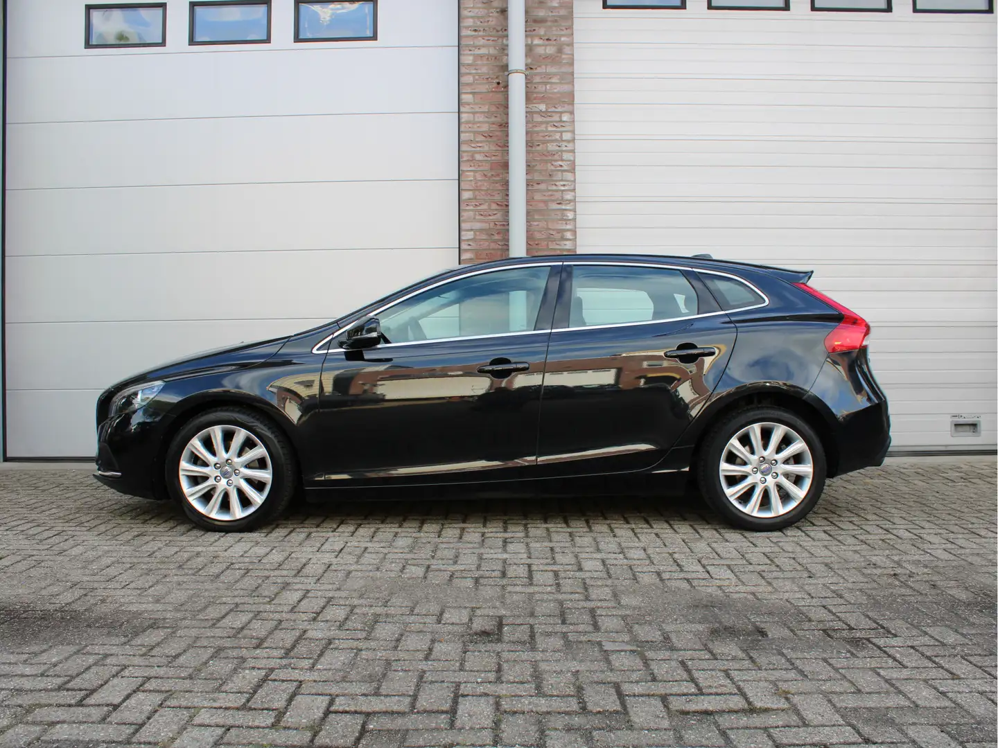 Volvo V40 1.6 T4 Momentum Automaat/N.a.p./Dealer onderhouden Noir - 2