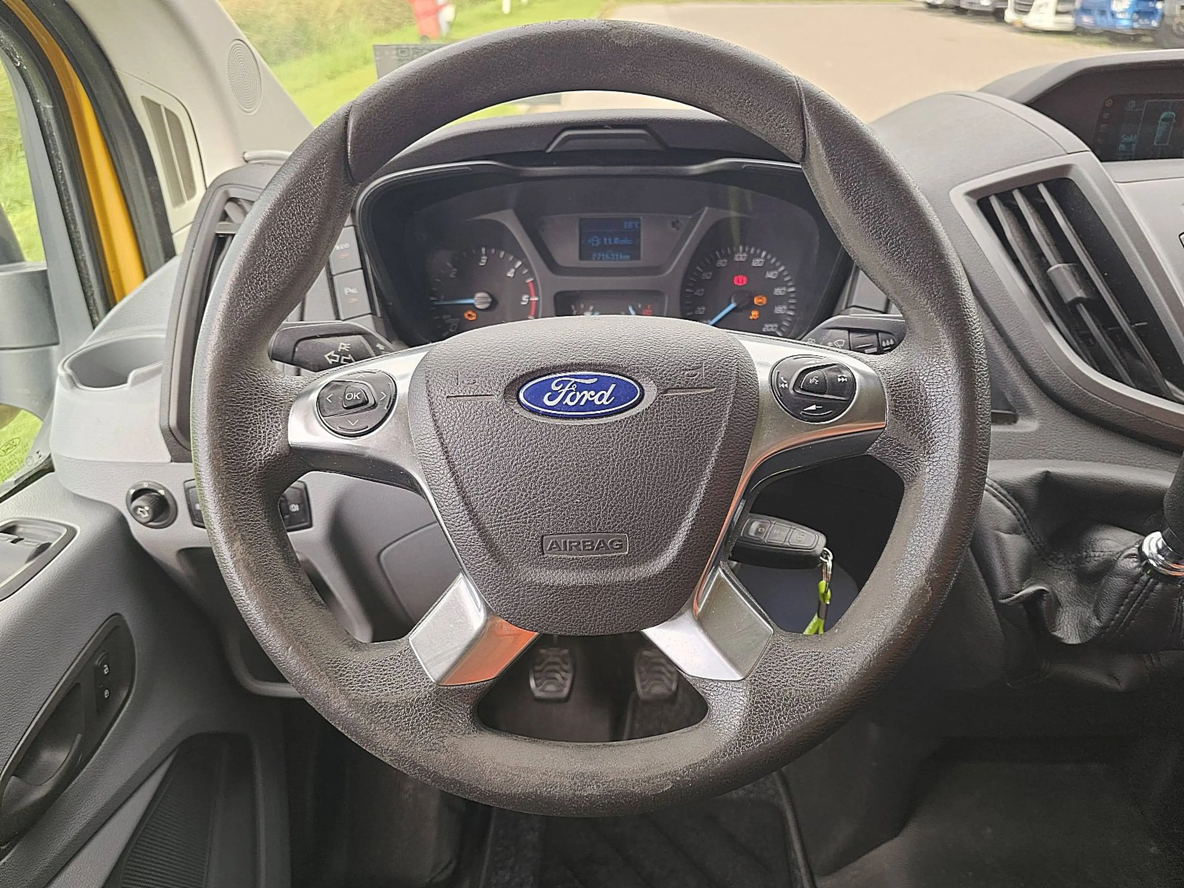 Ford Transit — photo 11