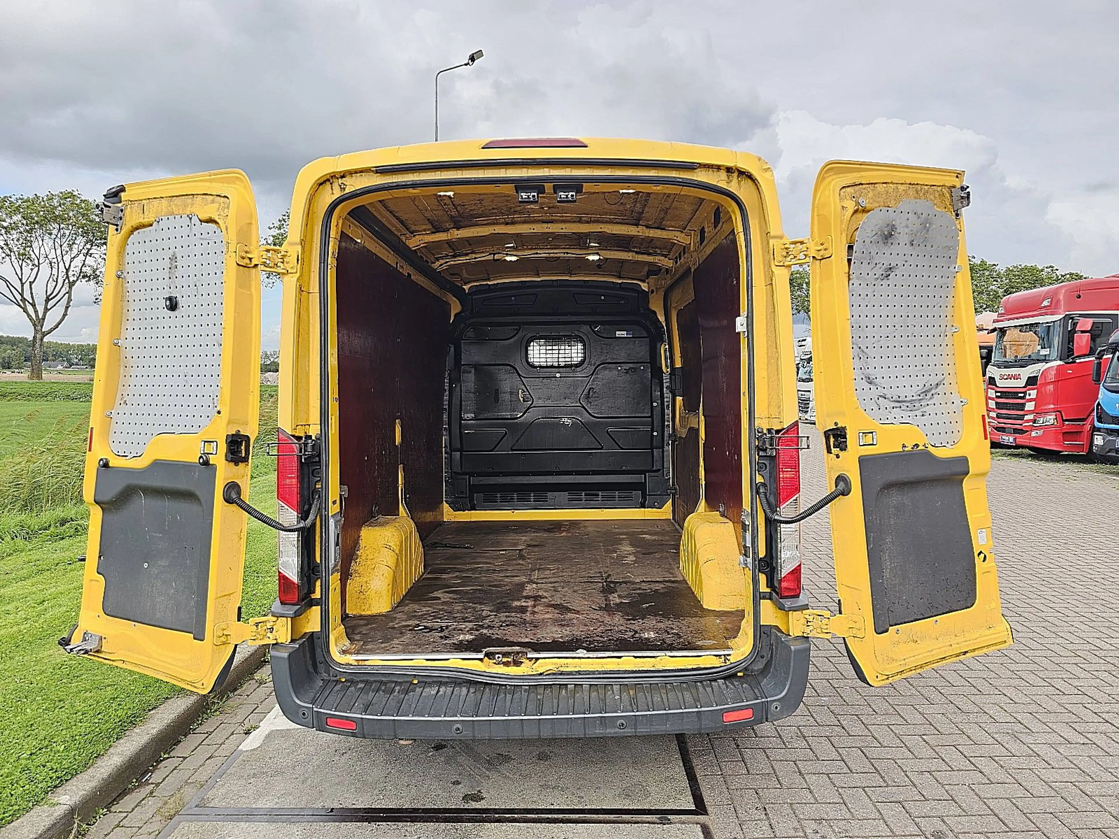 Ford Transit — photo 12