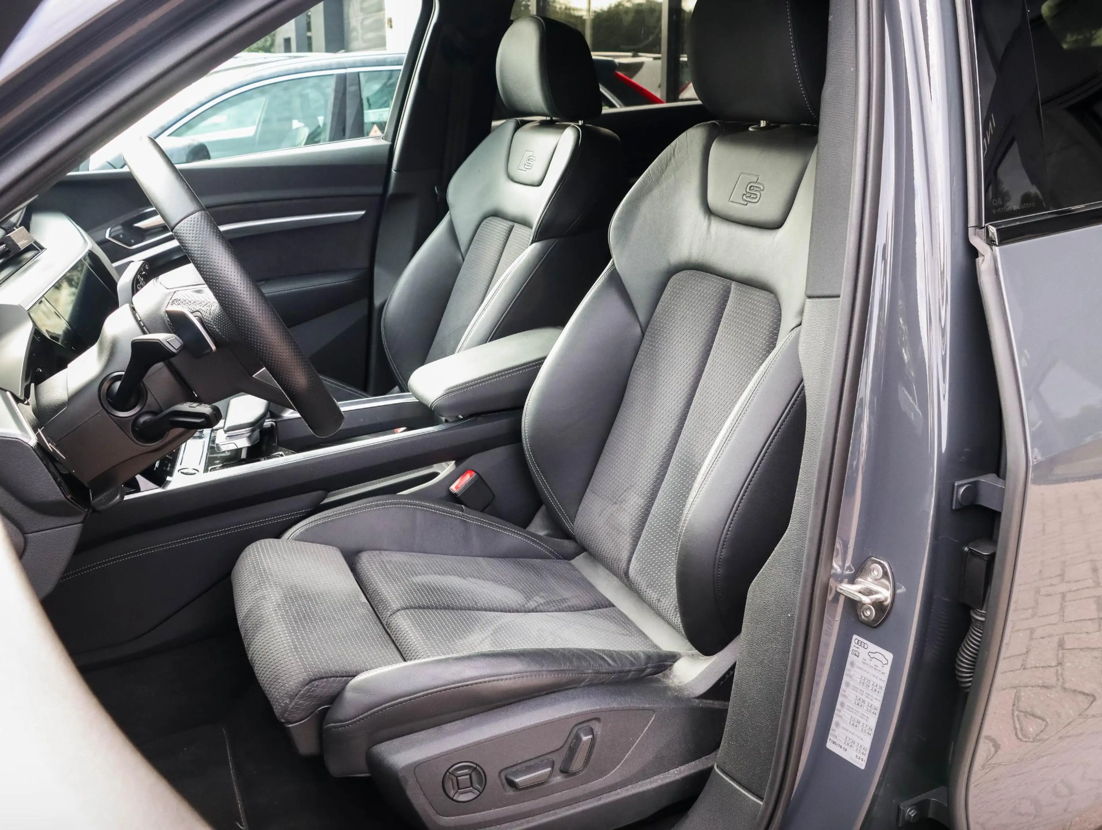 Audi Q8 e-tron 55 quattro S Edition 115 kWh 20 Inch | NL-auto — photo 4