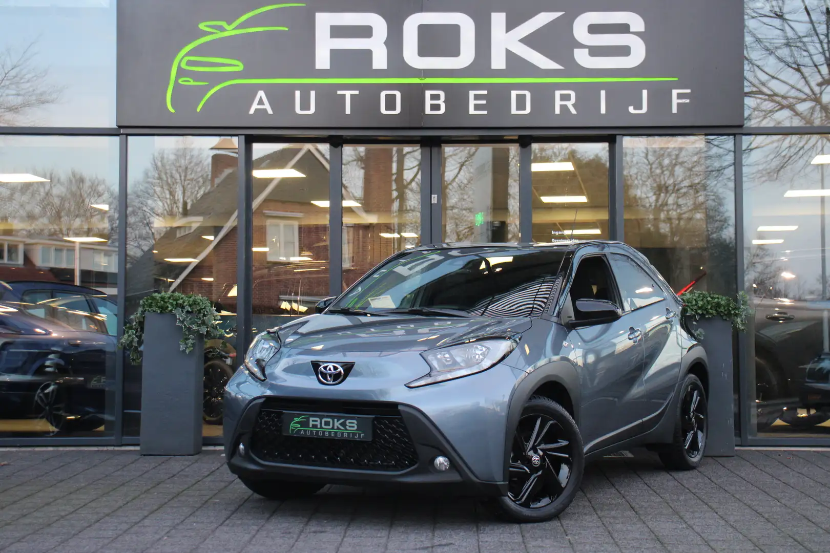 Toyota Aygo X 1.0 VVT-i S-CVT Pulse Two-tone Automaat Grau - 1