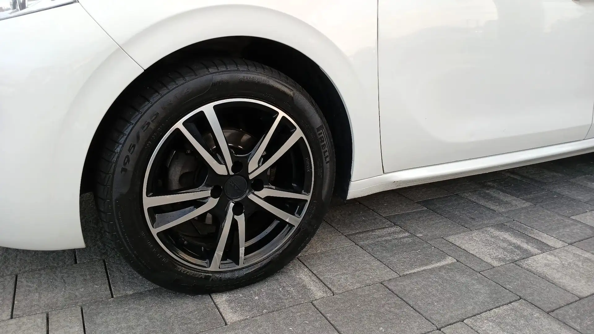 Peugeot 208 208 I 5p 1.4 hdi 8v Allure Weiß - 2