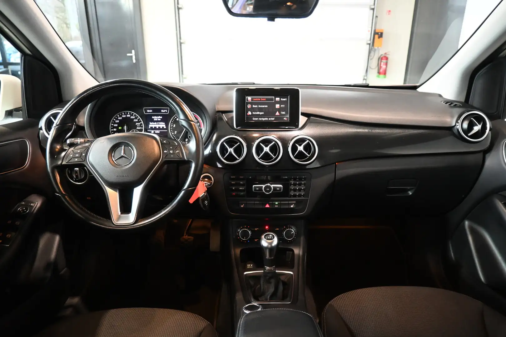 Mercedes-Benz B 180 Ambition Navigatie LED Stoelverwarming Rijklaarpri Wit - 2