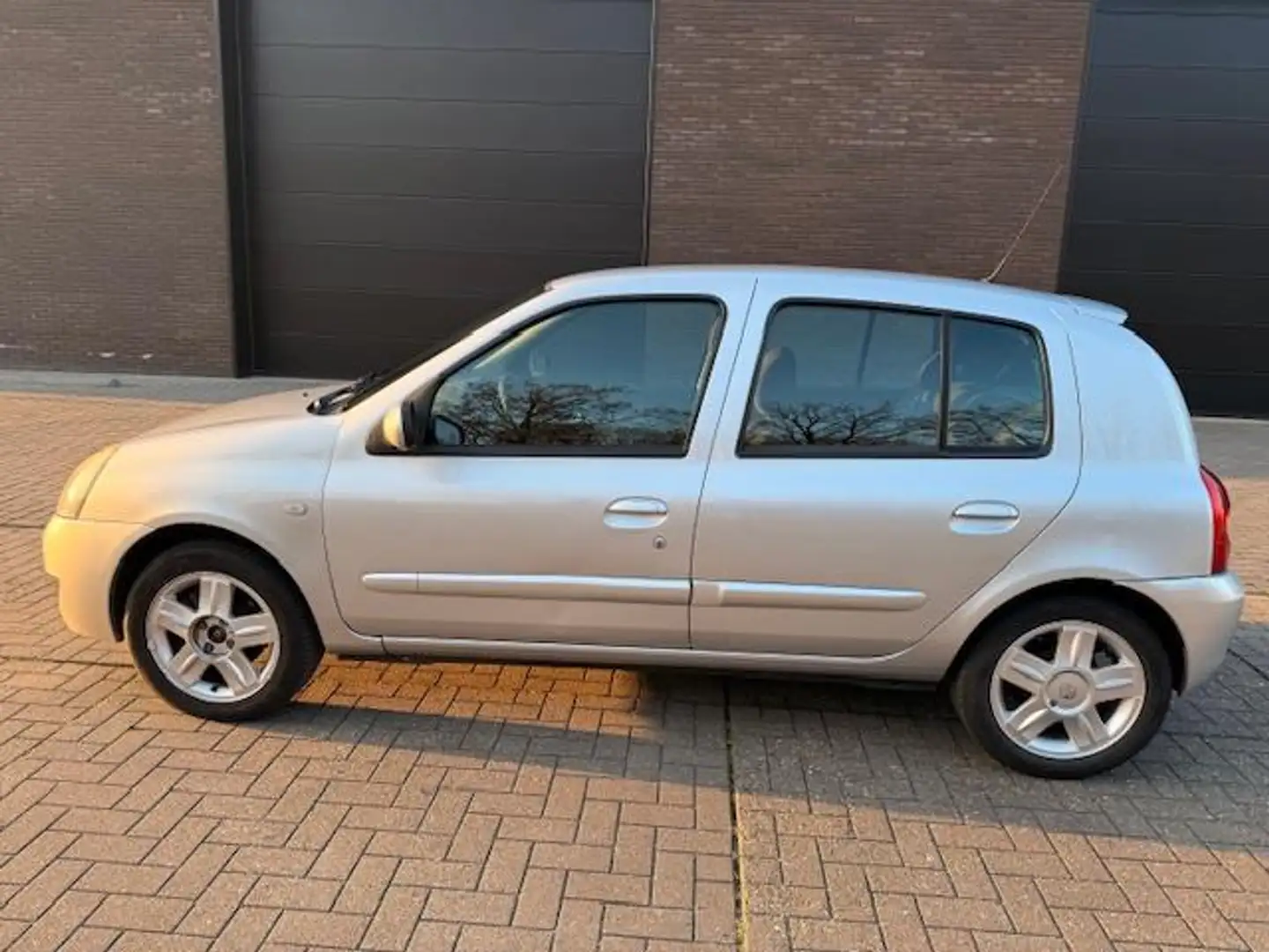 Renault Clio 1.2-16V Campus| 5 DEURS| SPORT VLG.|112242km NAP|N Grau - 2