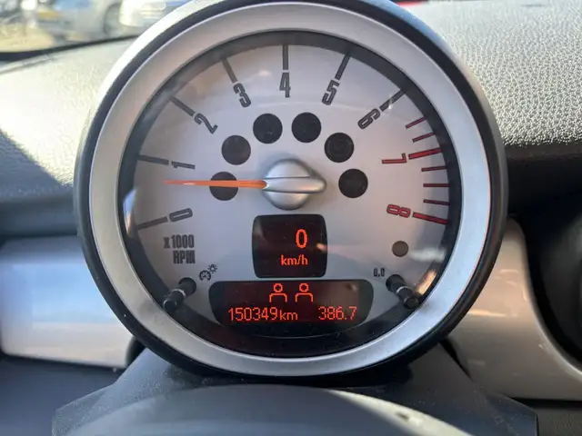 Mini Hatch view 7