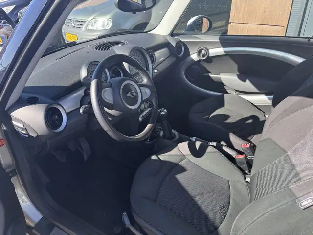 Mini Hatch view 5