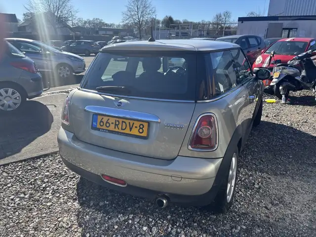 Mini Hatch view 4