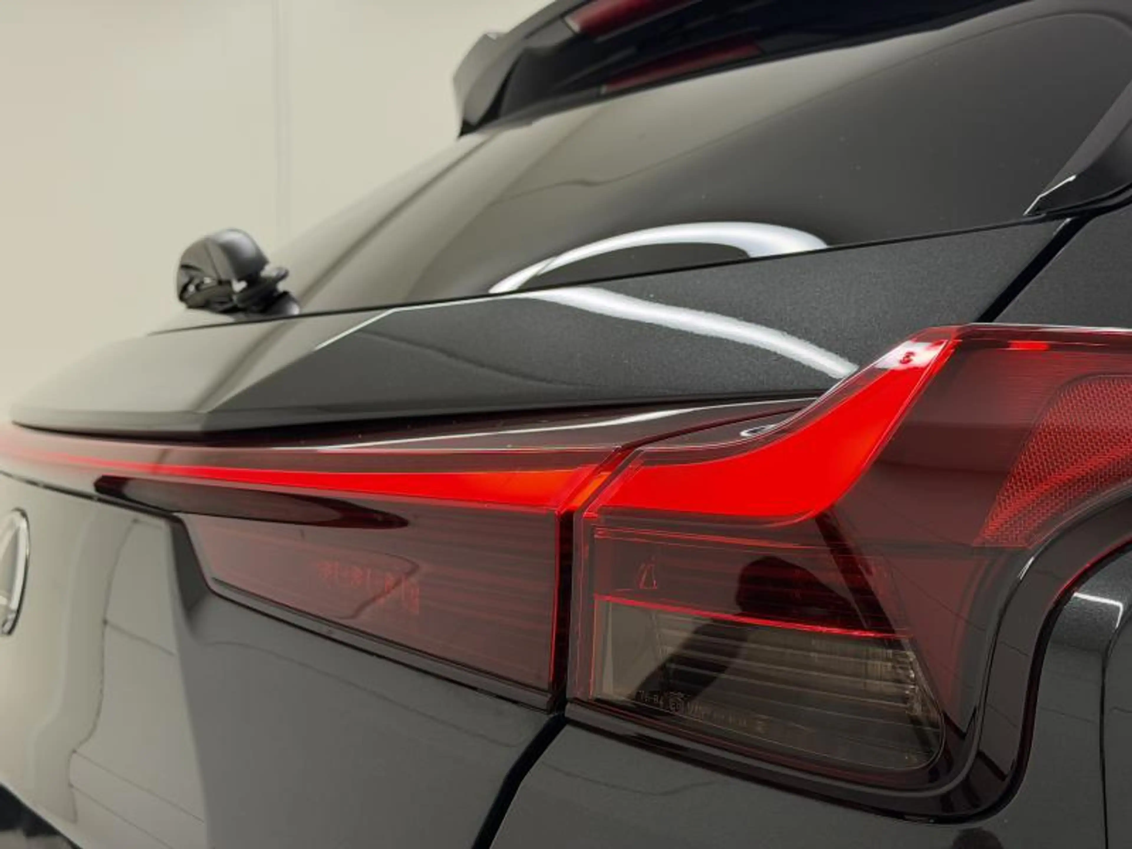 Lexus UX 250h F-Sport Design — photo 6