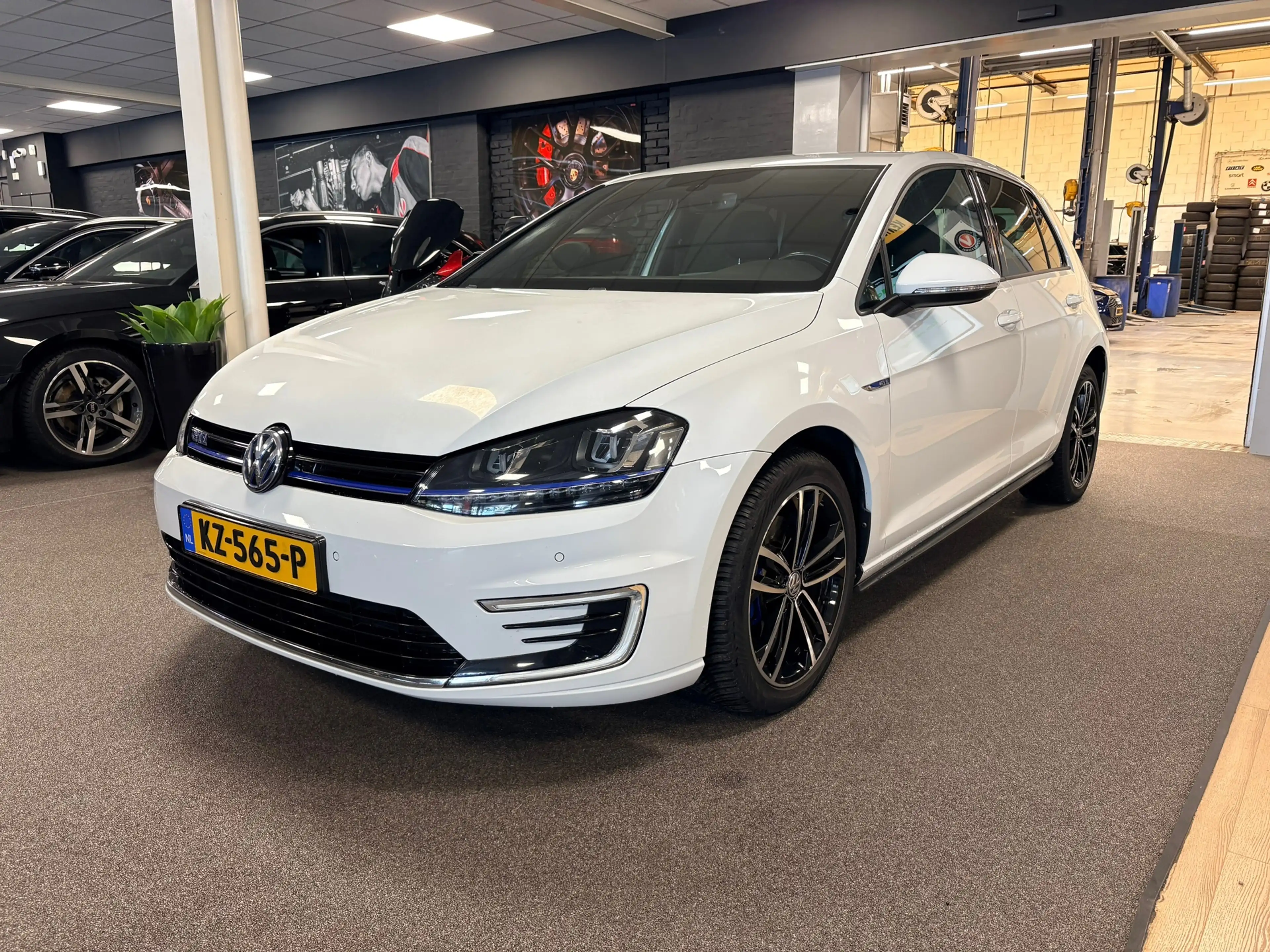 Volkswagen Golf GTE 1.4 TSI Connected Series — photo 2