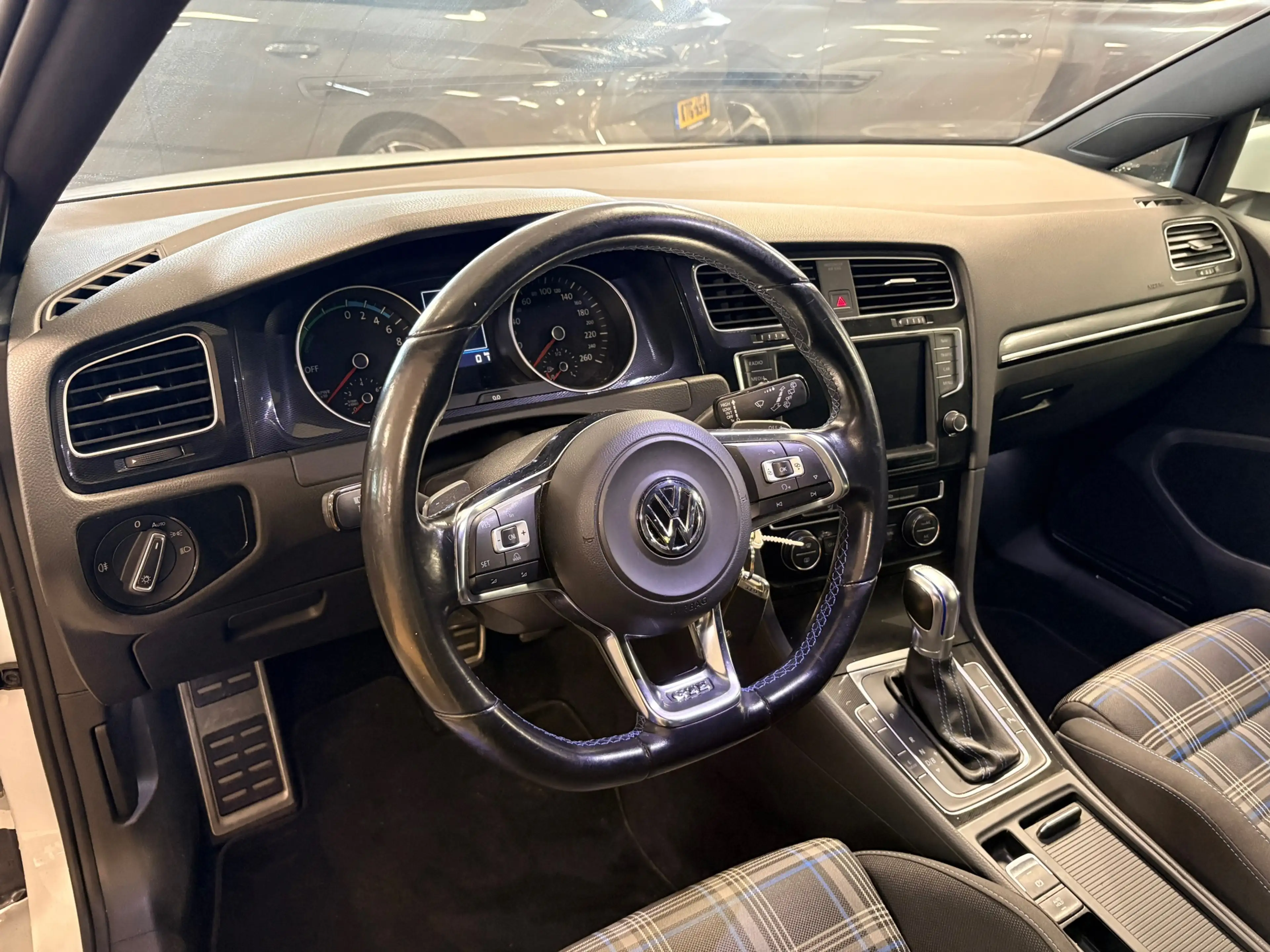 Volkswagen Golf GTE 1.4 TSI Connected Series — photo 12