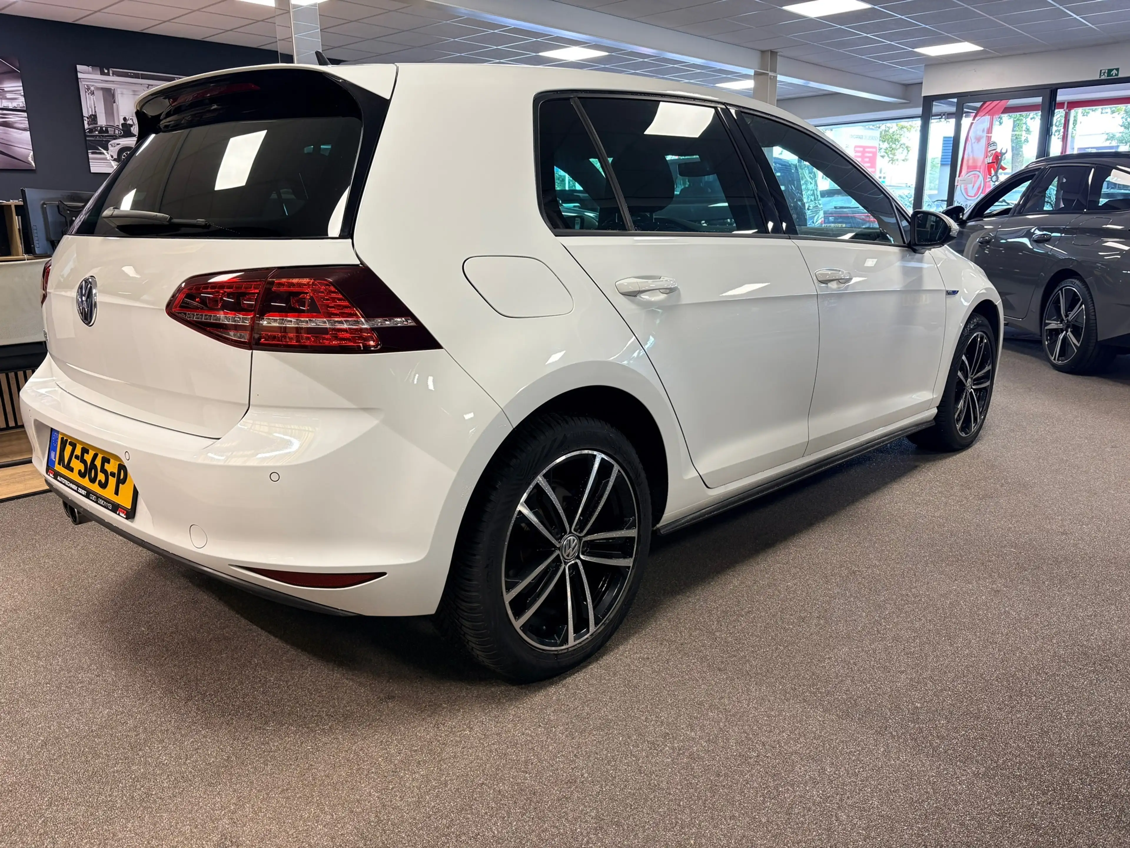 Volkswagen Golf GTE 1.4 TSI Connected Series — photo 6