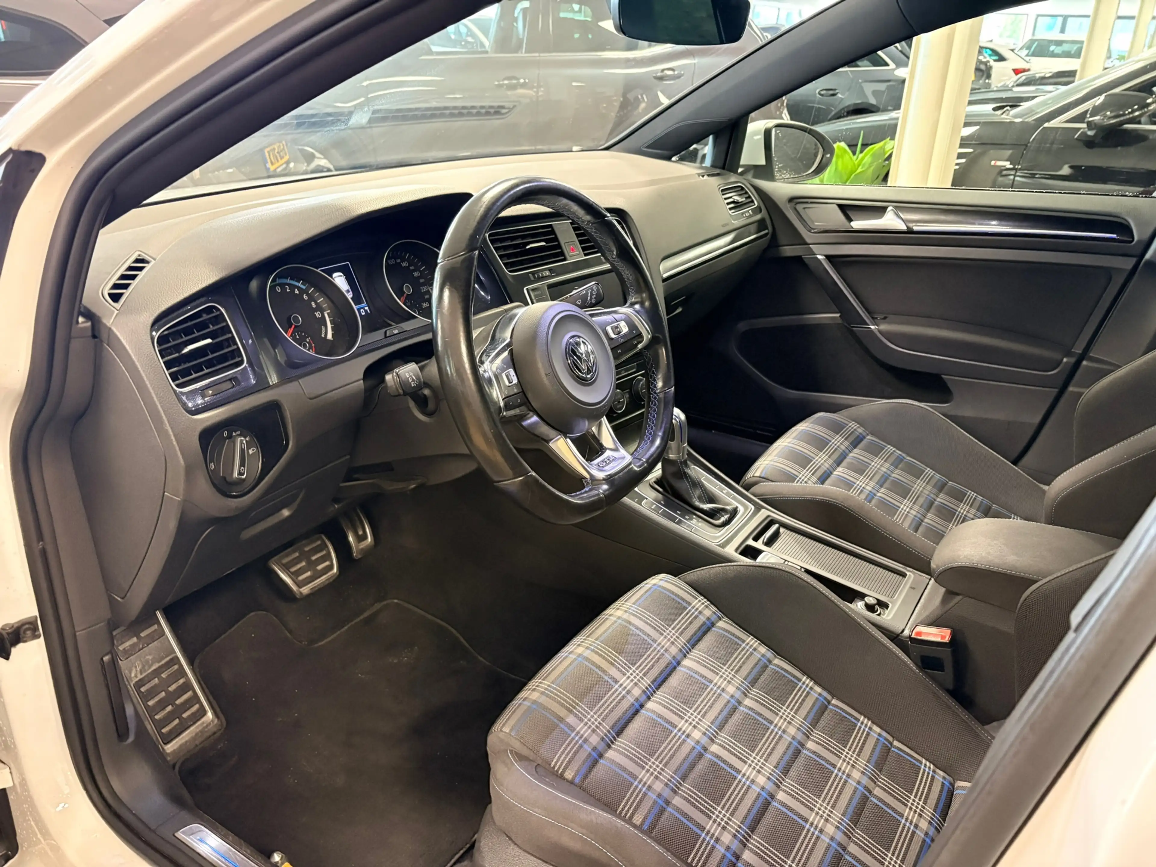 Volkswagen Golf GTE 1.4 TSI Connected Series — photo 10