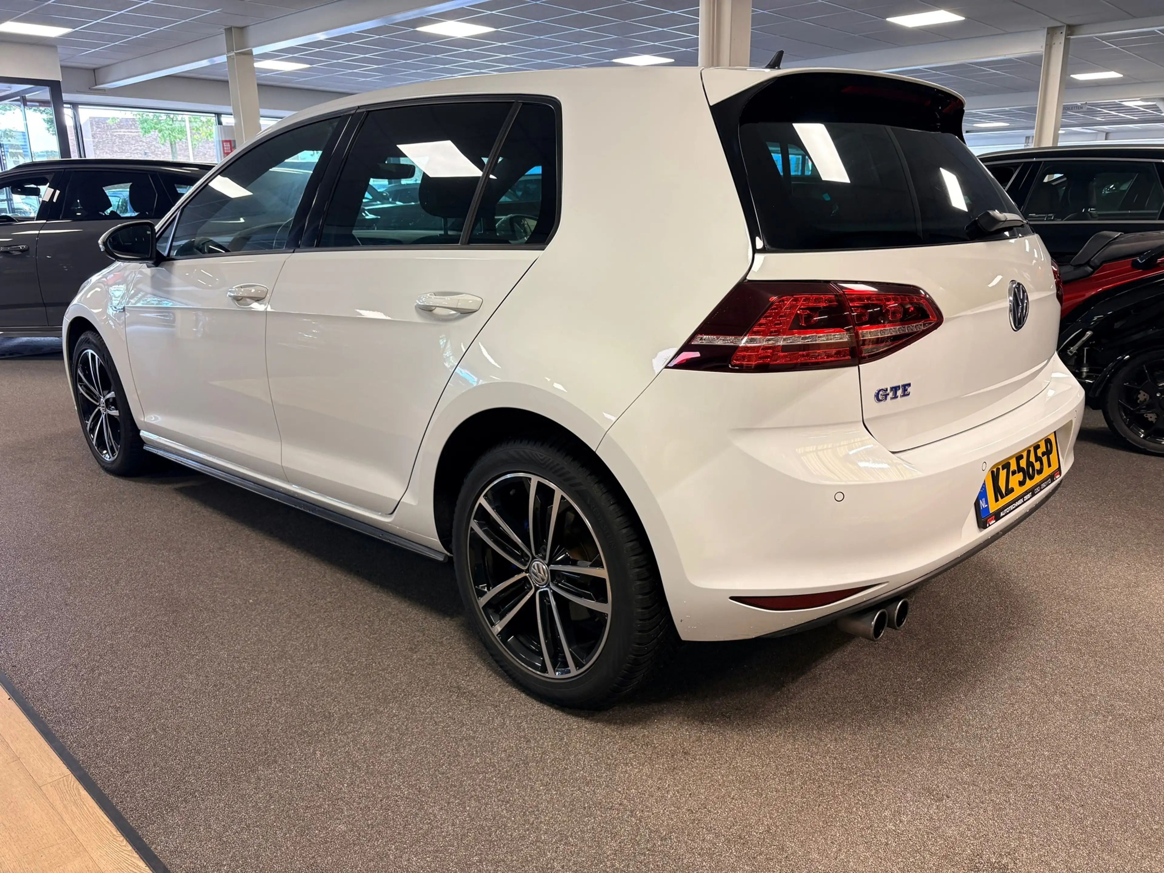 Volkswagen Golf GTE 1.4 TSI Connected Series — photo 4