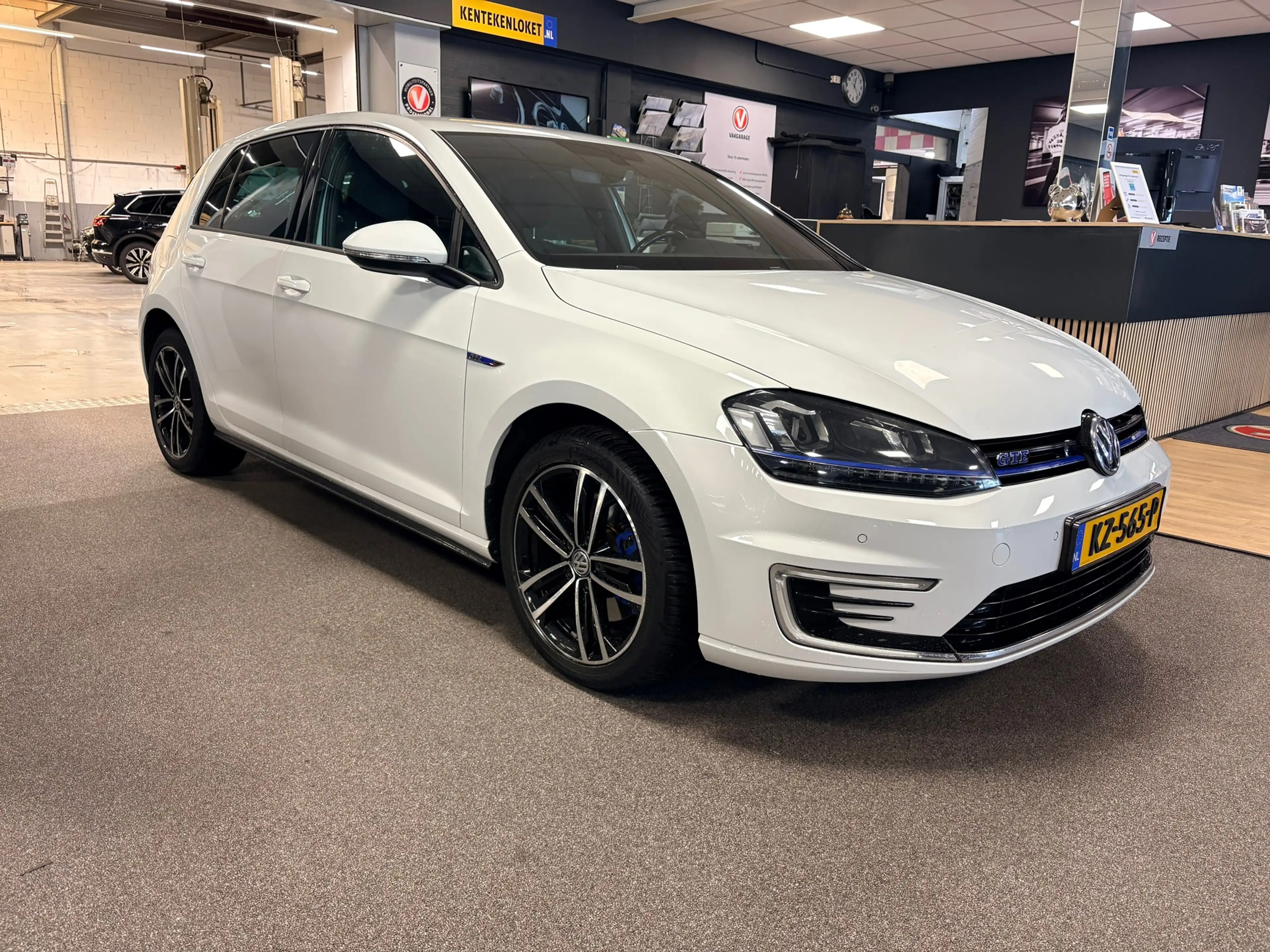 Volkswagen Golf GTE 1.4 TSI Connected Series — photo 7