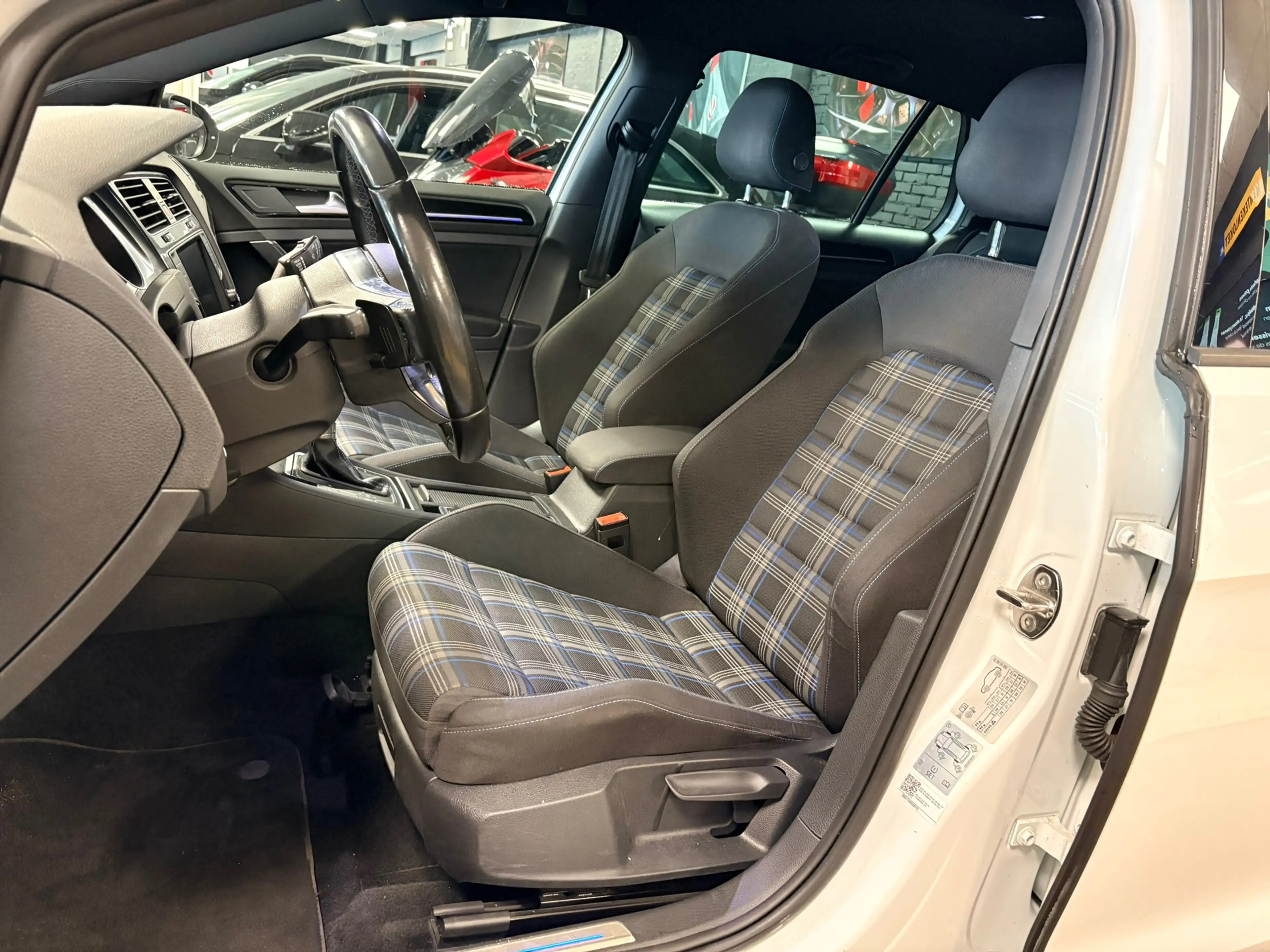 Volkswagen Golf GTE 1.4 TSI Connected Series — photo 14