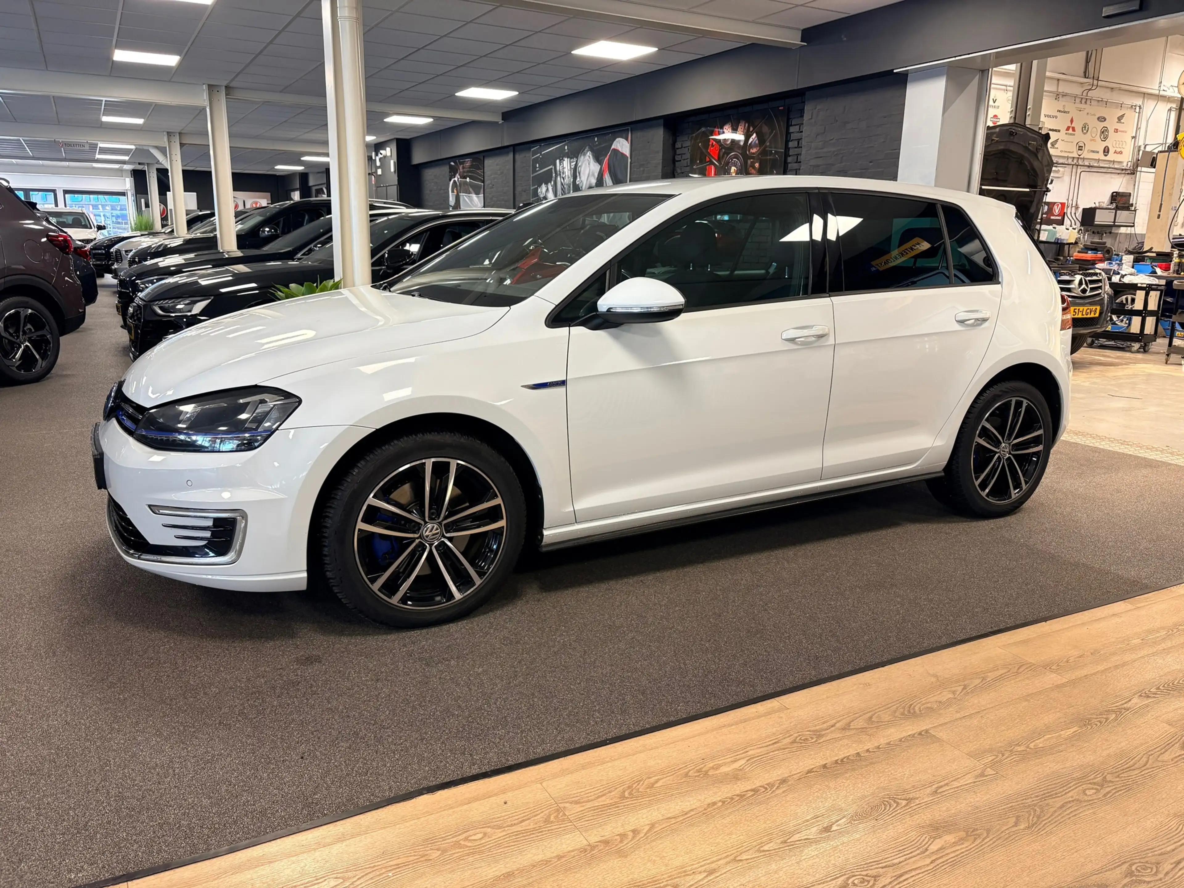 Volkswagen Golf GTE 1.4 TSI Connected Series — photo 3