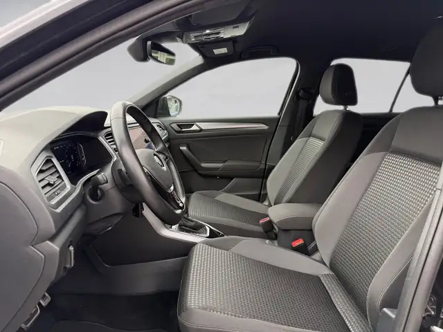 Volkswagen T-Roc view 11