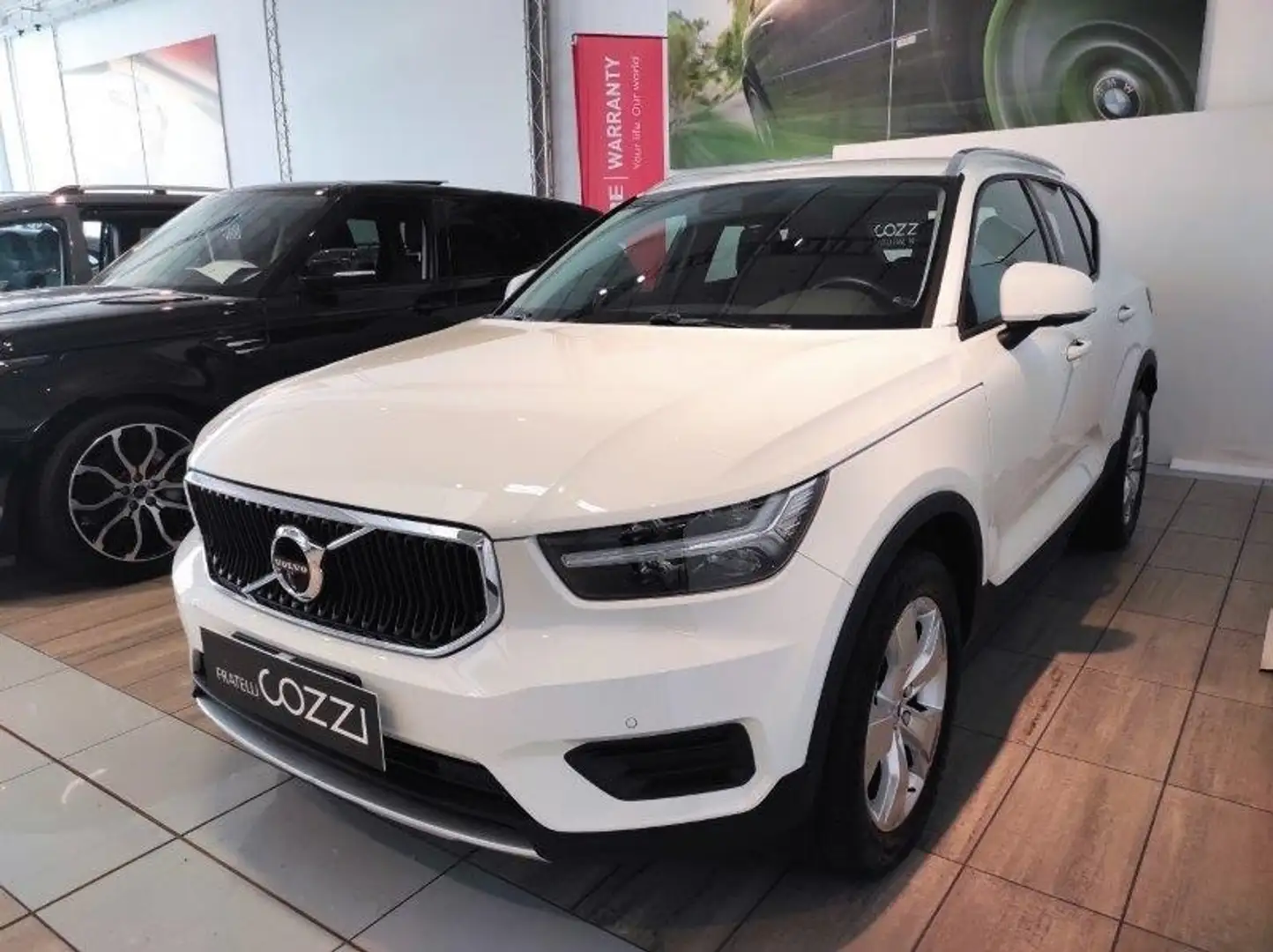 Volvo XC40 (2017-->) - XC40 B4 AWD AUTOMATICO MOMENTUM Bianco - 2