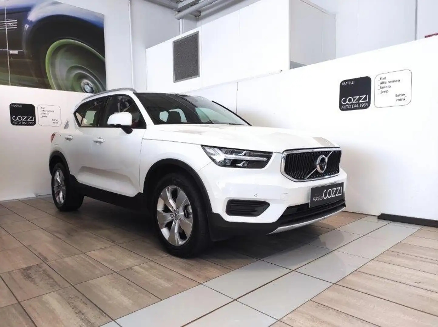 Volvo XC40 (2017-->) - XC40 B4 AWD AUTOMATICO MOMENTUM Bianco - 1