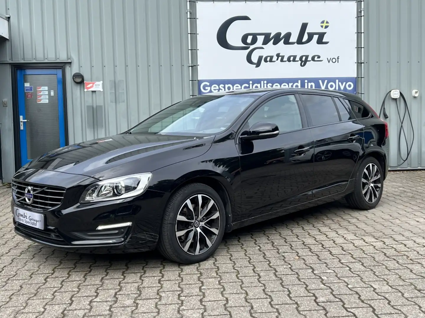 Volvo V60 2.0 T3 Kinetic Noir - 1