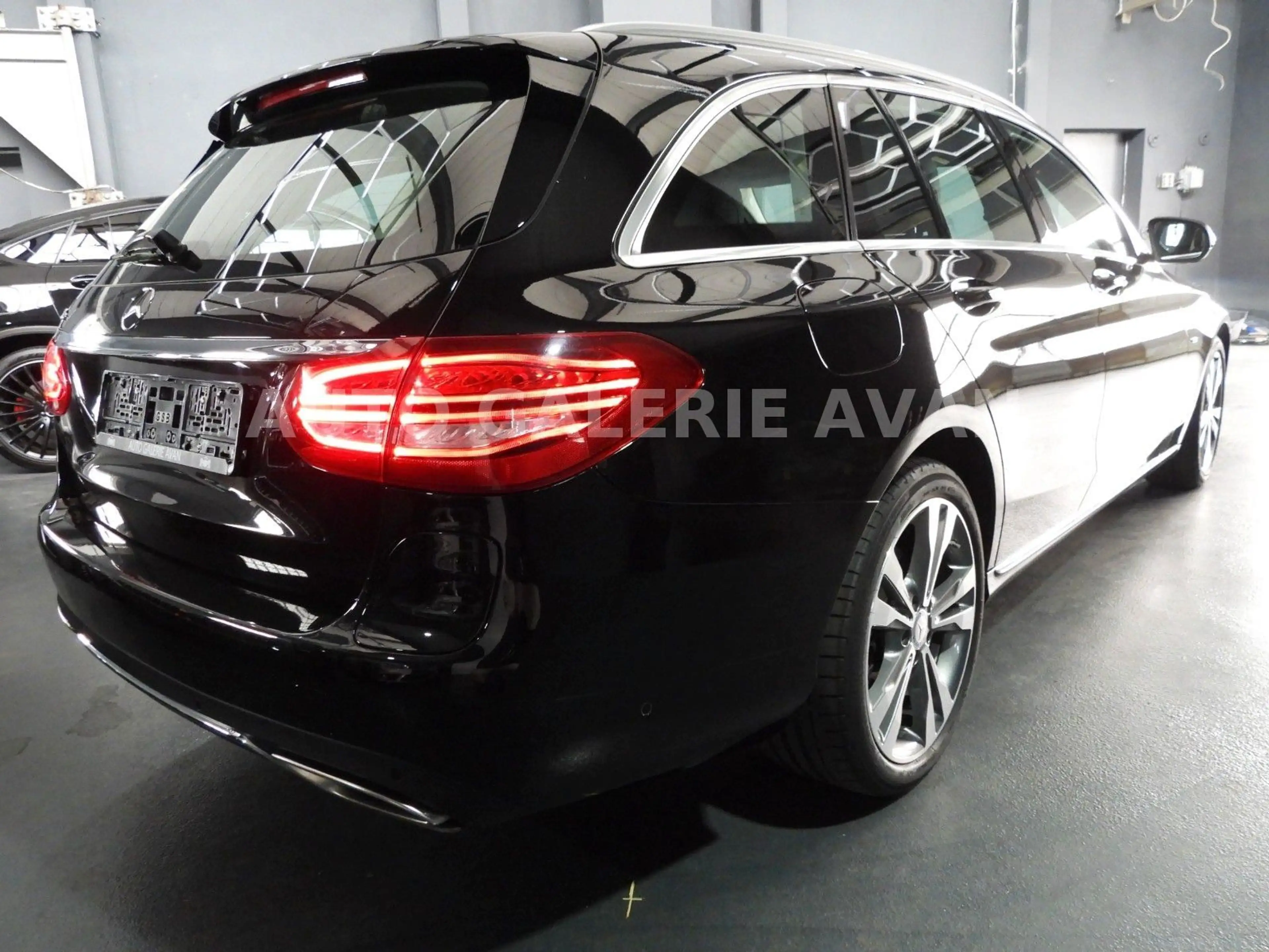 Mercedes-Benz C 350 e — photo 4