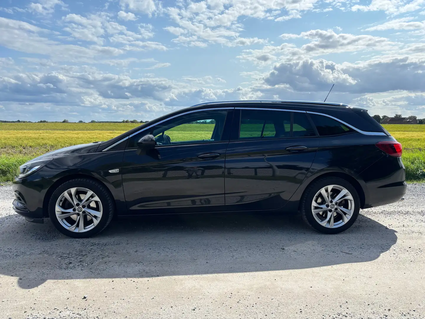 Opel Astra Astra 1.6 BiTrb Sports Tourer Innovation Černá - 1