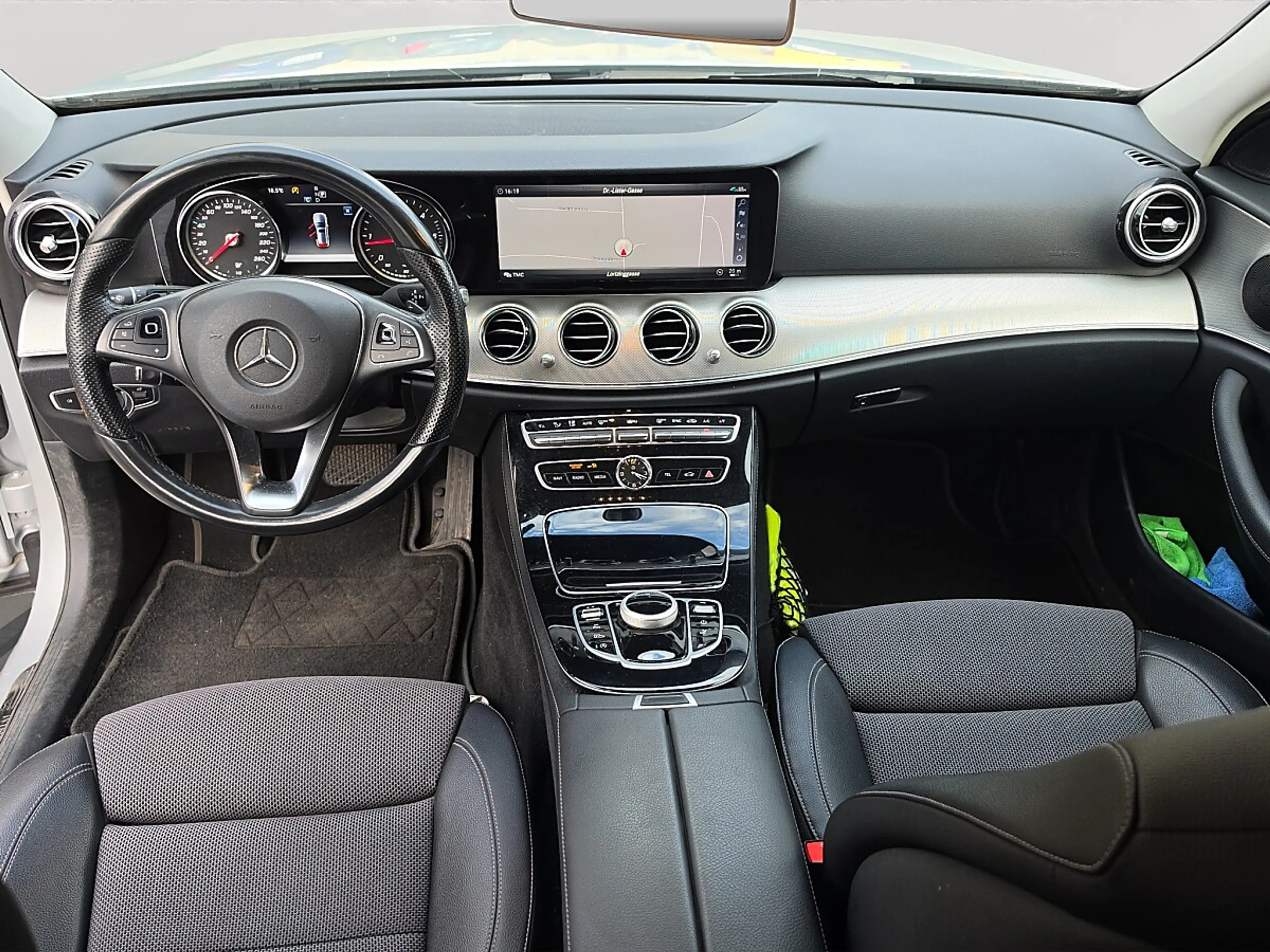 Mercedes-Benz E 220 d T Austria Edition Avantgarde 4MATIC Aut. — photo 15