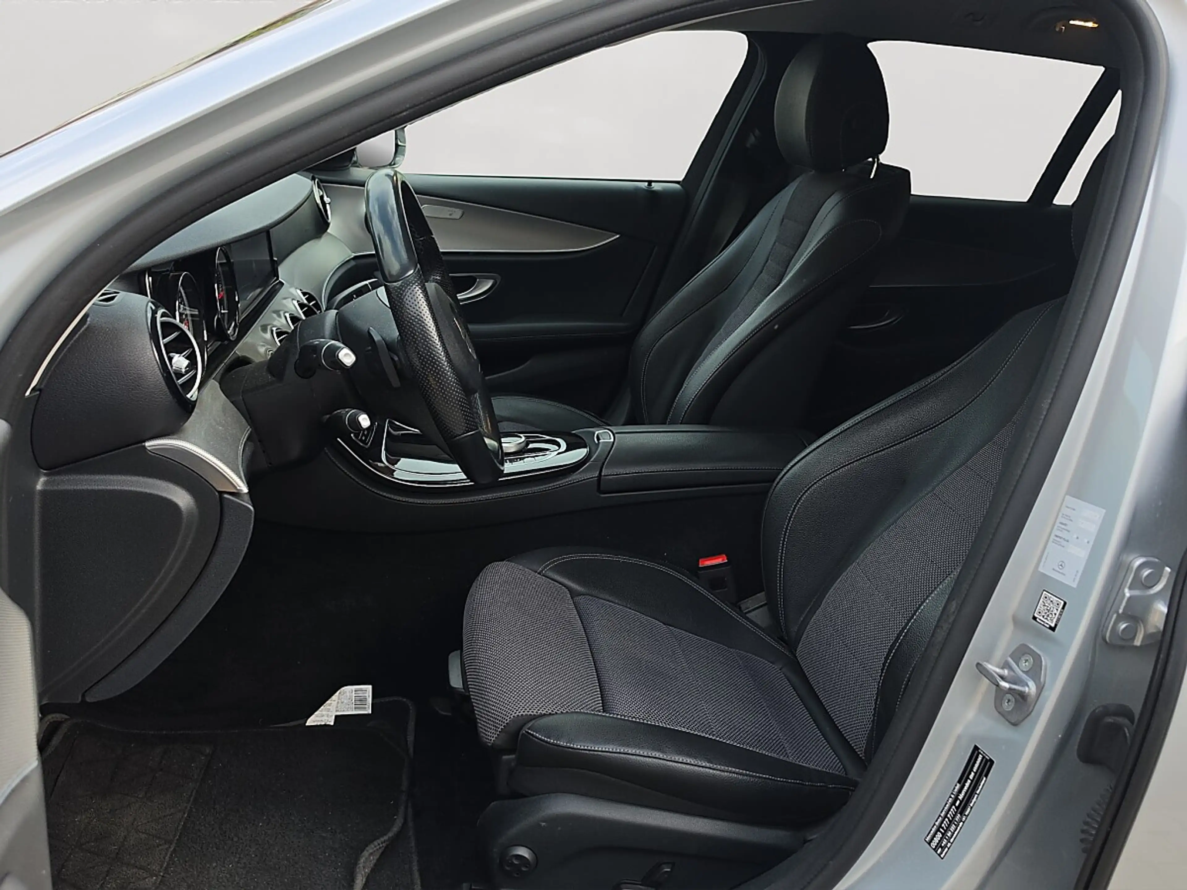 Mercedes-Benz E 220 d T Austria Edition Avantgarde 4MATIC Aut. — photo 10
