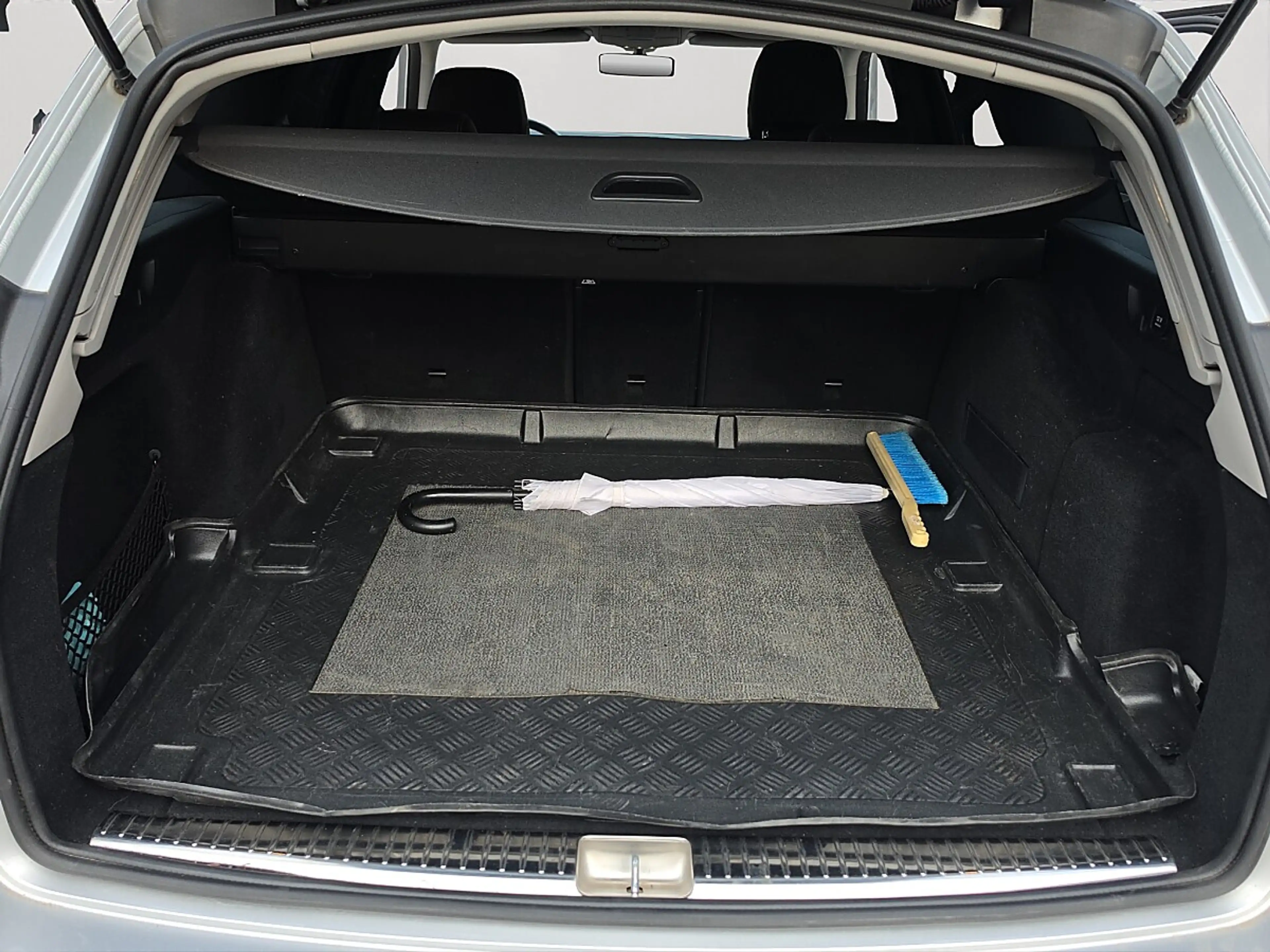 Mercedes-Benz E 220 d T Austria Edition Avantgarde 4MATIC Aut. — photo 9