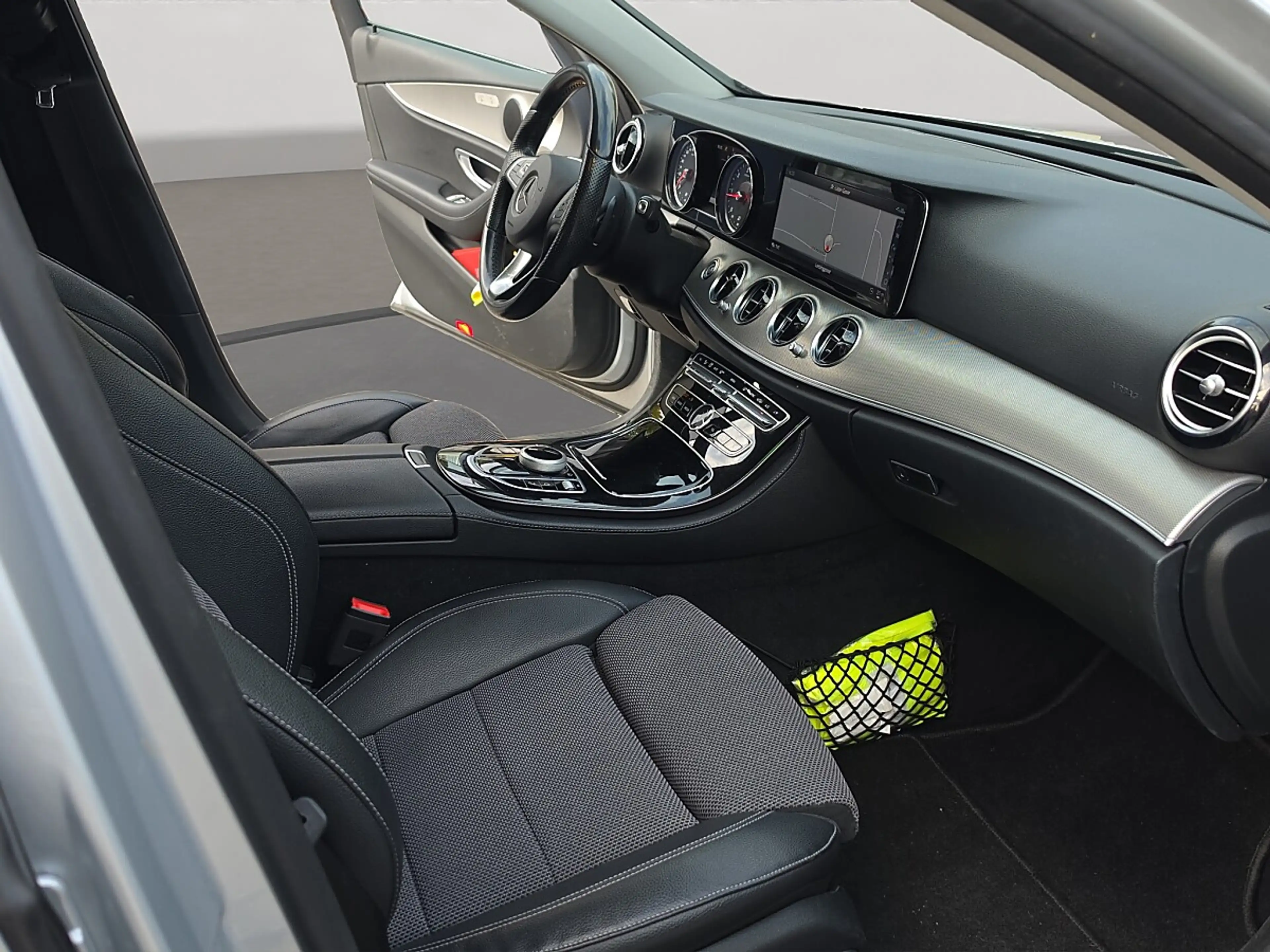 Mercedes-Benz E 220 d T Austria Edition Avantgarde 4MATIC Aut. — photo 12