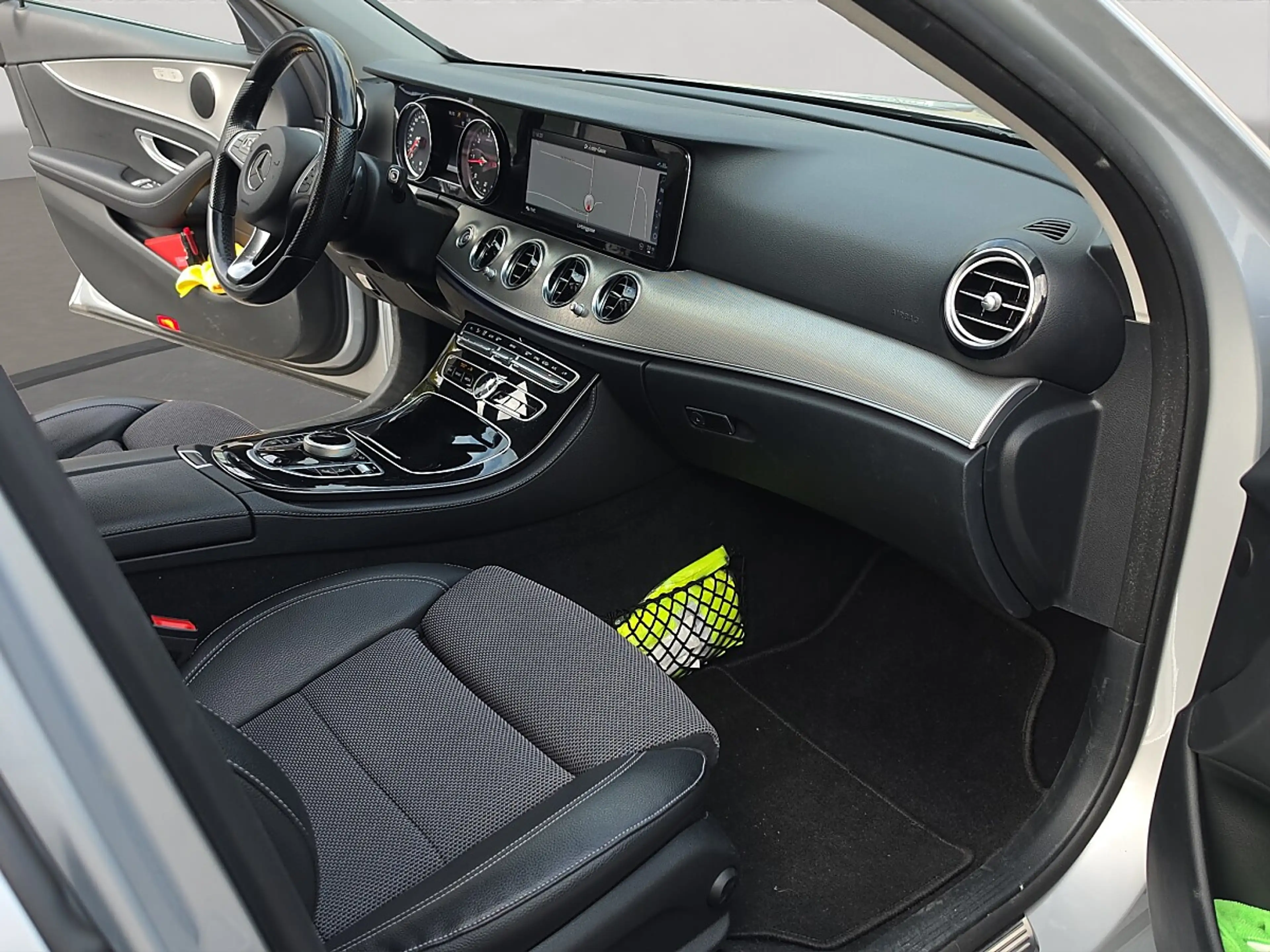 Mercedes-Benz E 220 d T Austria Edition Avantgarde 4MATIC Aut. — photo 11