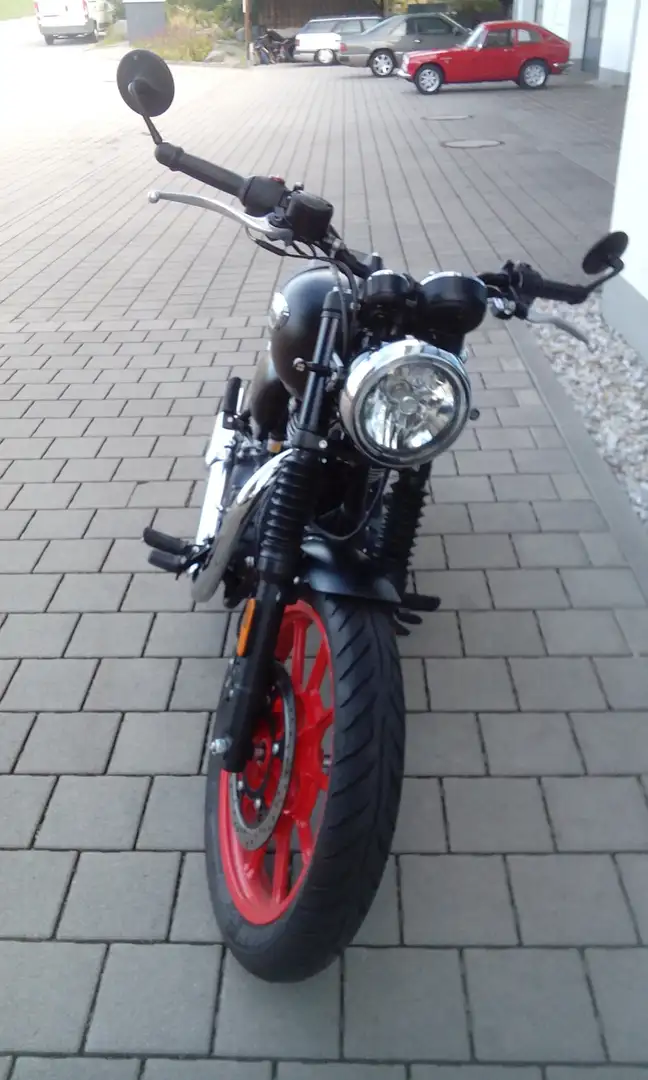 Royal Enfield Meteor 350 Custom Umbau Bobber Schwarz - 2